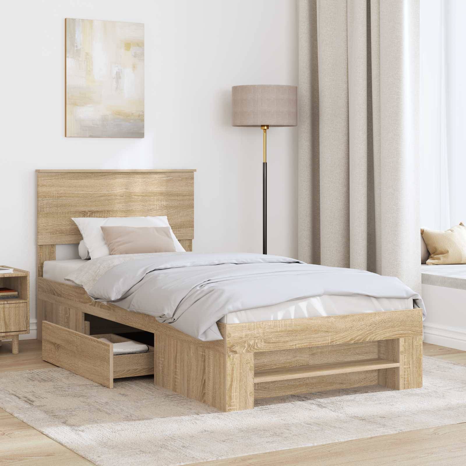 Ein Schlafzimmer mit einem Holzbett mit ausziehbaren Schubladen, weißer Bettwäsche, einem Nachttisch, einer Stehlampe und großen Fenstern mit Vorhängen.