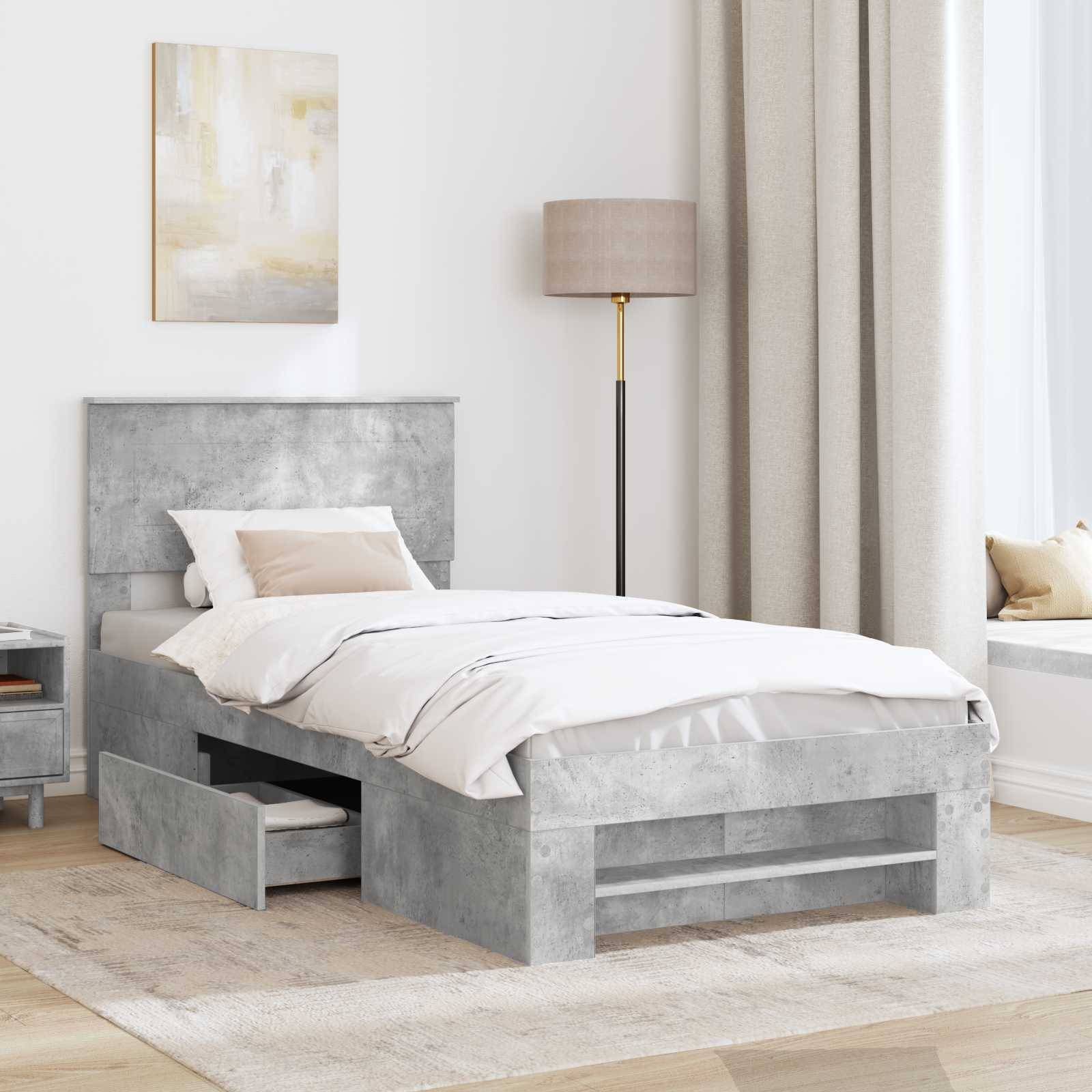 Ein modernes Schlafzimmer zeigt ein grau gepolstertes Bett mit einer Schublade darunter, ergänzt durch weiße Bettwäsche, eine Stehlampe und einen Fenstersitz.