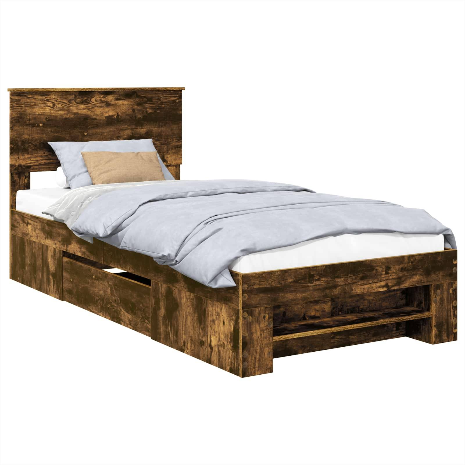 Ein Holzbettgestell mit rustikaler Oberfläche, ausgestattet mit einem hohen Kopfteil und einem ordentlich drapiertem hellblauen Bettüberwurf sowie einem beigen Kissen.
