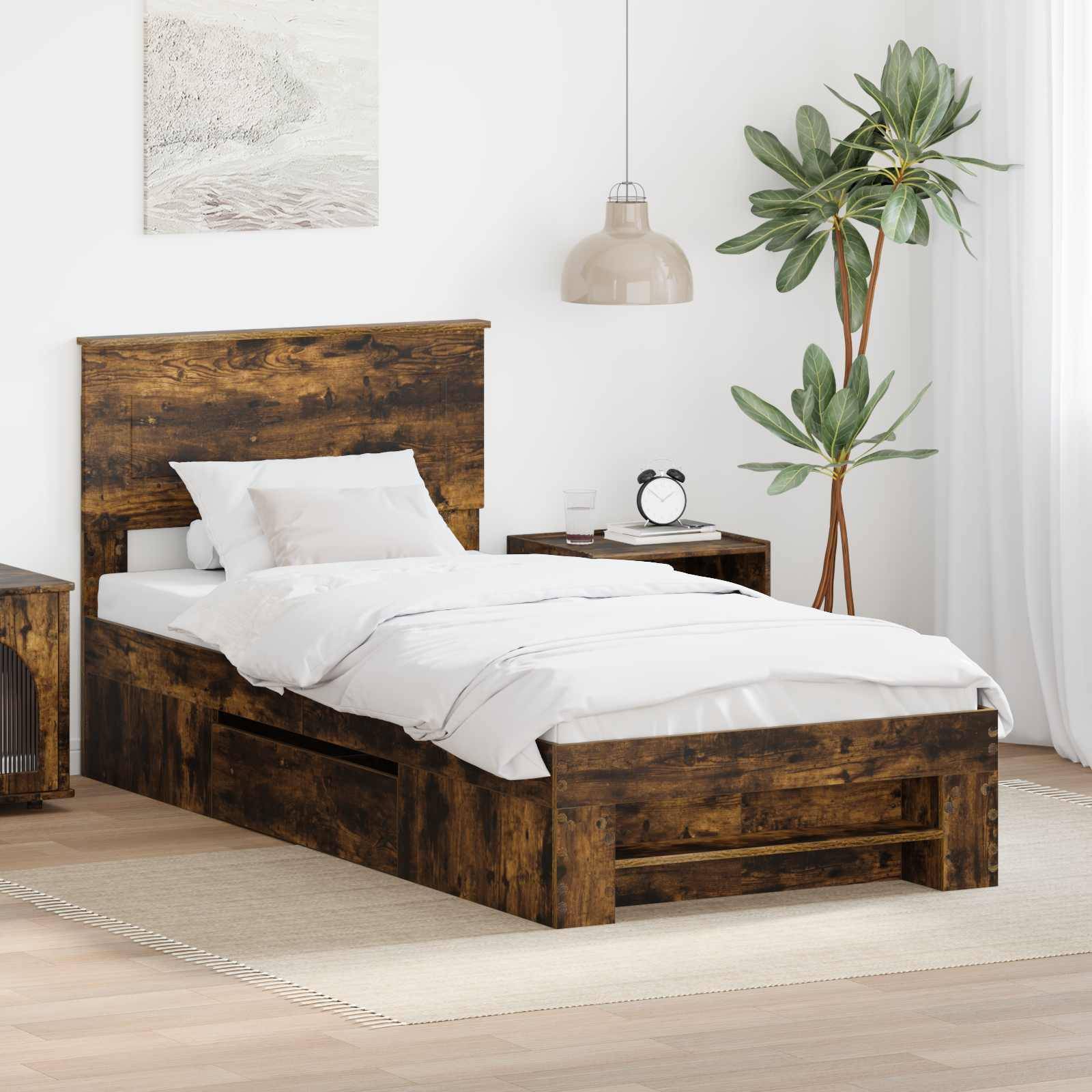 Ein modernes Schlafzimmer mit einem Holzbett, weißer Bettwäsche, einem Nachttisch mit einer Uhr und Büchern sowie einer großen Topfpflanze in der Ecke.