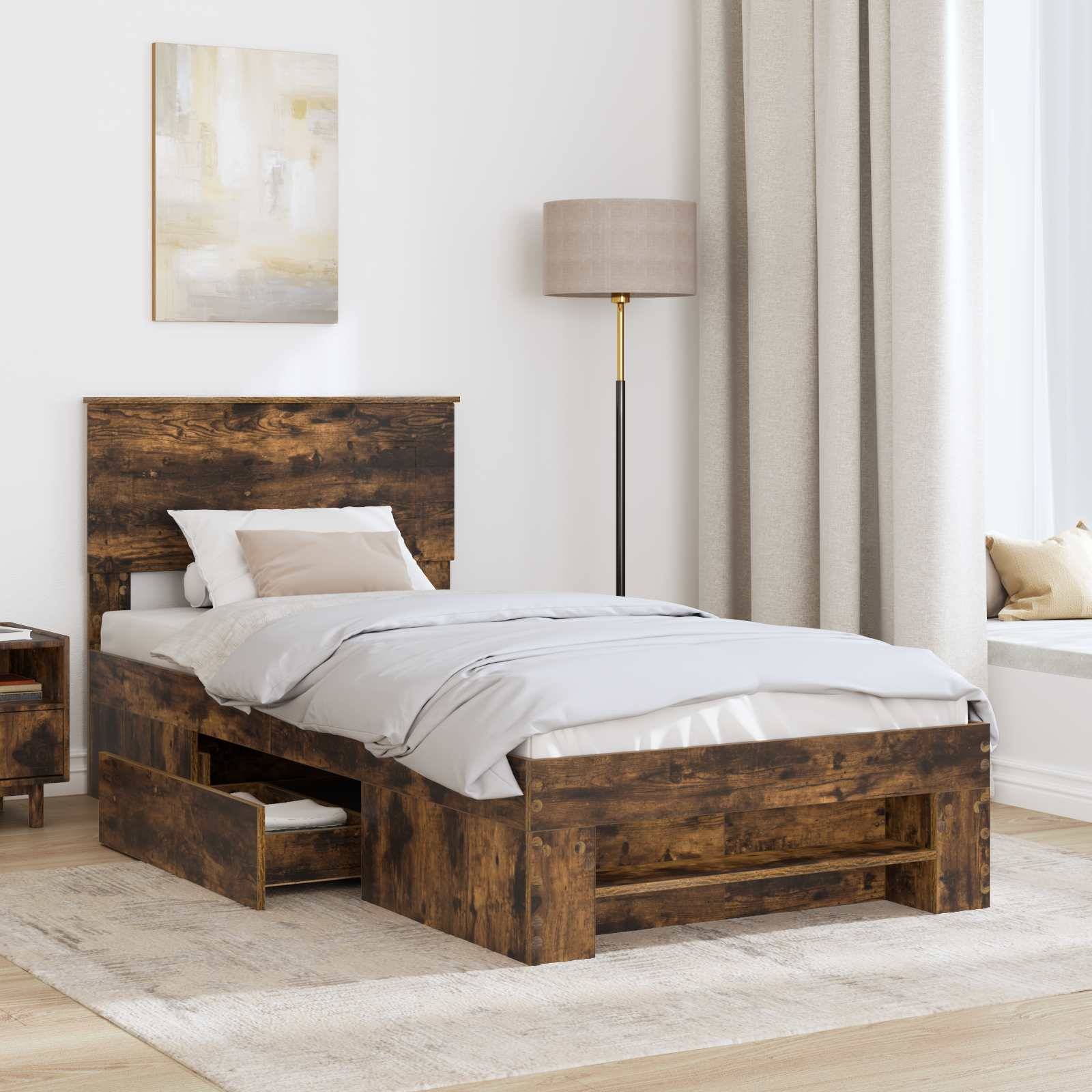 Ein rustikales Holzbett mit Aufbewahrungsschubladen, ergänzt durch einen passenden Nachttisch und eine Stehlampe, in einem hellen, neutral gehaltenen Schlafzimmer.