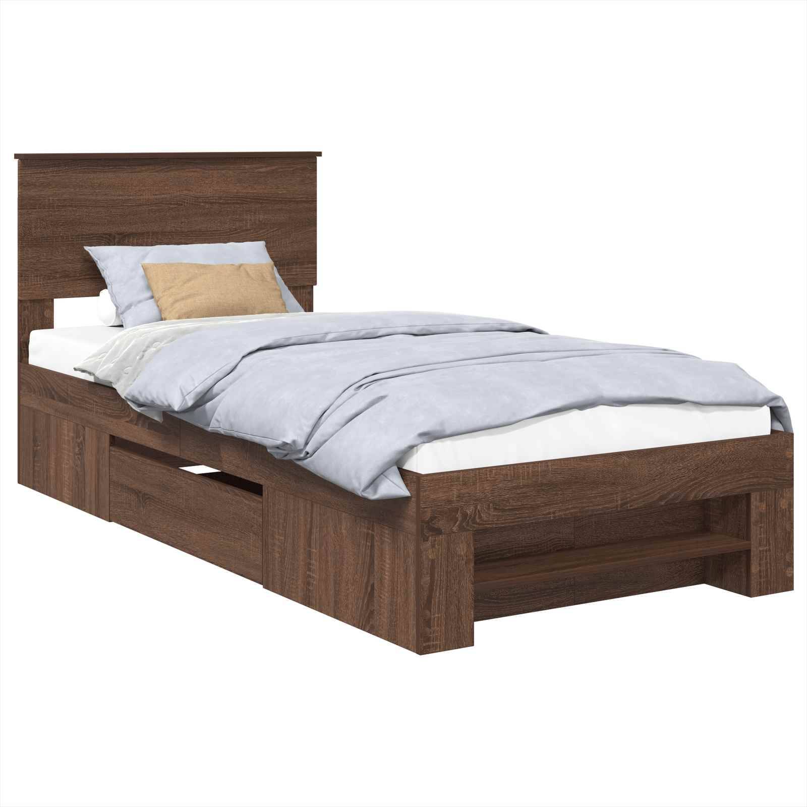 Ein Holz-Einzelbett mit hohem Kopfteil, blauer Bettwäsche und einem beigen Zierkissen, das Stauraummöglichkeiten unter dem Bett zeigt.