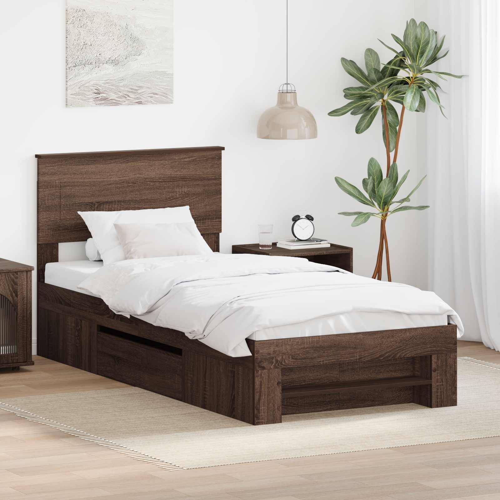 Ein Schlafzimmer mit einem Holzbett, weißer Bettwäsche, Nachttisch, Lampe, Pflanze und Kommode, das eine gemütliche und natürliche Atmosphäre schafft.
