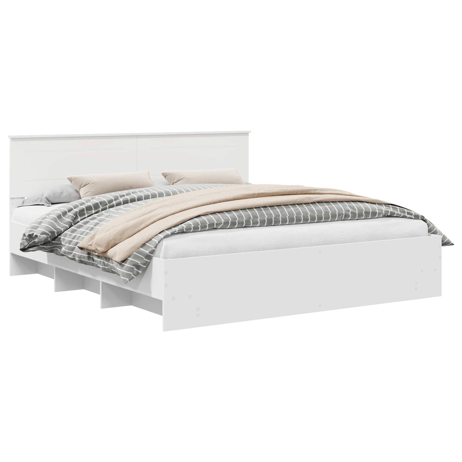 Ein weißer Holzbettrahmen mit einem schlichten Kopfteil und Stauraum unter dem Bett, gekrönt von sorgfältig angeordneter beige-grauer Bettwäsche.