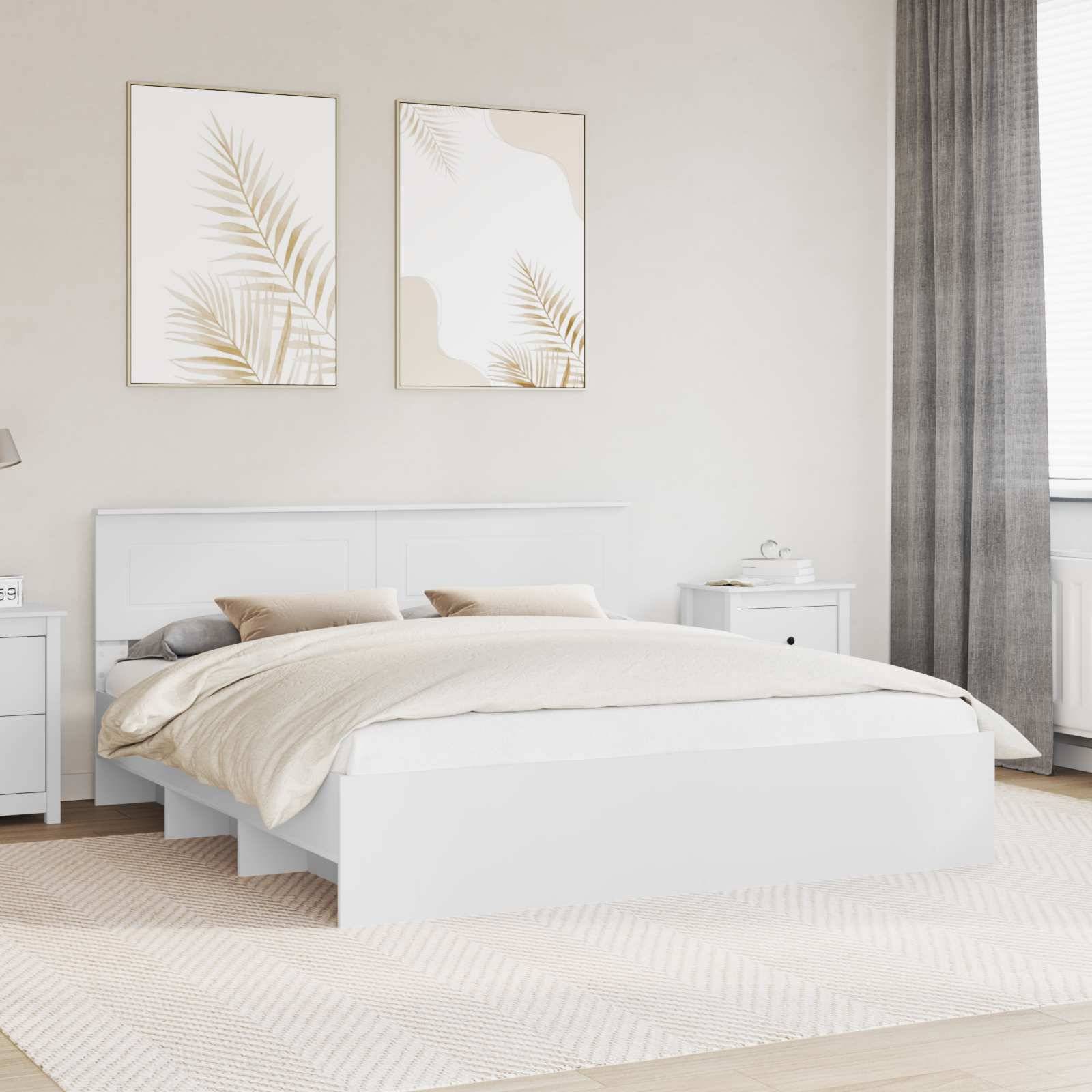 Ein modernes Schlafzimmer mit einem weißen Bett, beigen Bettwäschestücken und zwei palmenthematischen Kunstwerken an der Wand. Ein Nachttisch und graue Vorhänge verleihen dem Raum eine gemütliche Atmosphäre.