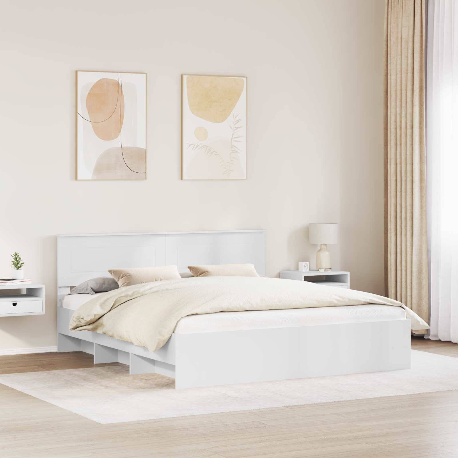 Ein modernes Schlafzimmer mit einem weißen Bett, beigefarbener Bettwäsche und abstrakter Kunst an der Wand. Natürliches Licht filtert durch die Vorhänge auf der rechten Seite.