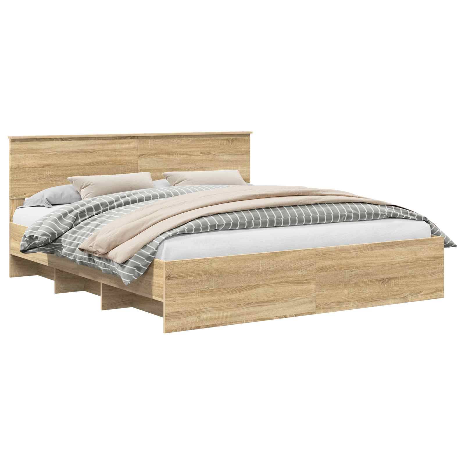 Ein Holzbett mit hohem Kopfteil, sorgfältig bedeckt mit einer gestreiften Decke, einem beigen Überwurf und mehreren darauf angeordneten Kissen.