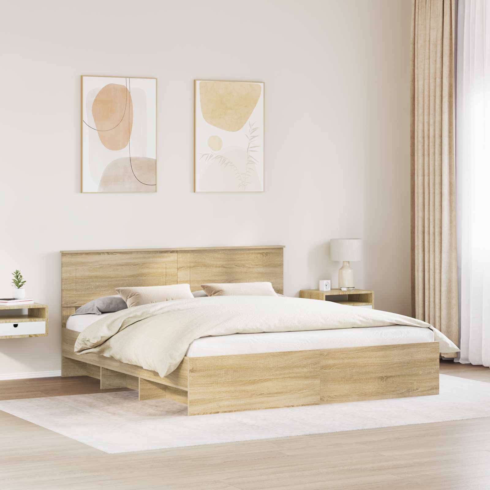 Ein minimalistisches Schlafzimmer mit einem Holzbett und Nachttischen, weicher beige Bettwäsche, abstrakter Kunst an der Wand und großen Vorhängen.