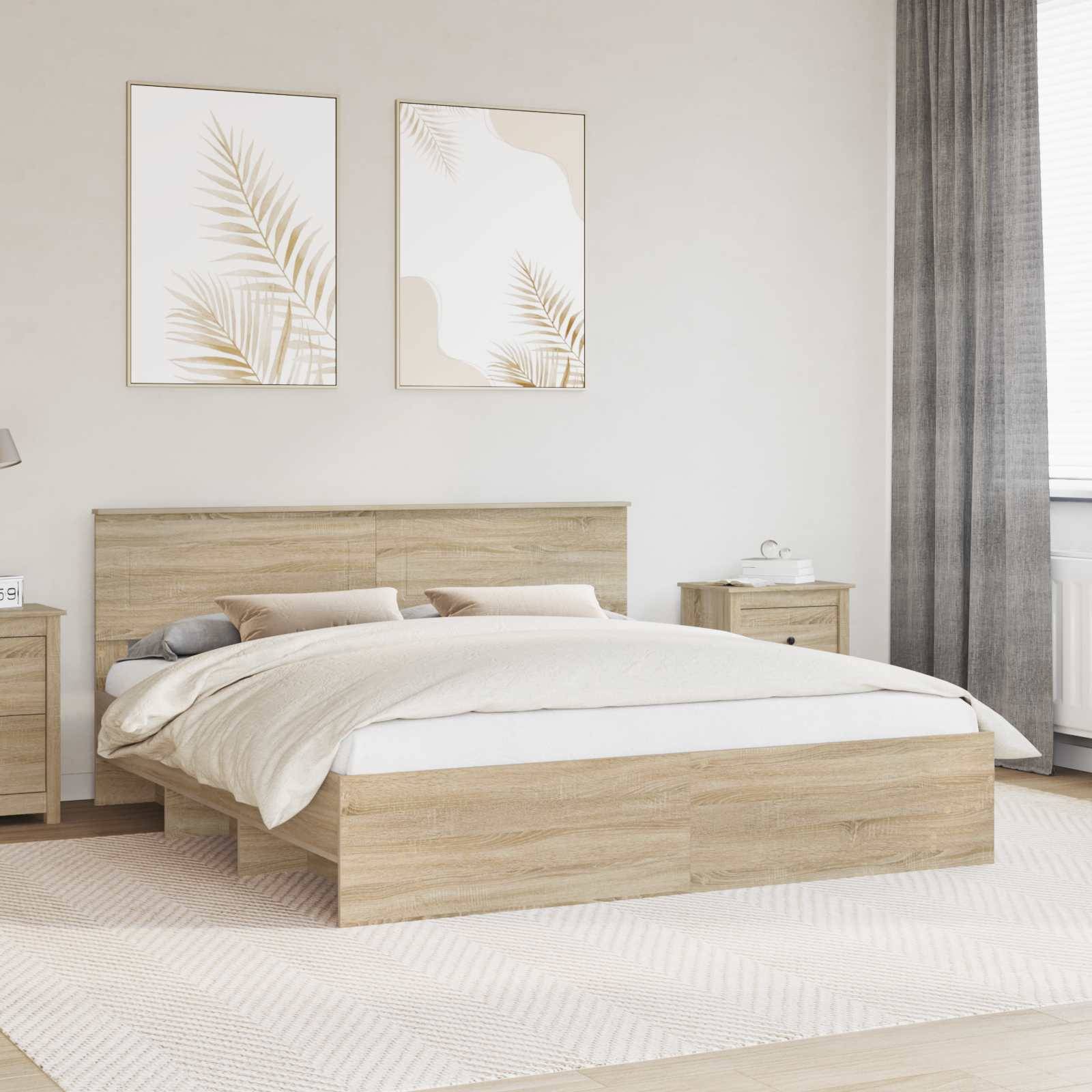 Ein modernes Schlafzimmer mit einem Holzbett, weißer Bettwäsche, zwei Nachttischen und abstrakten Blätterkunstwerken. Ein Fenster mit grauen Vorhängen befindet sich rechts.