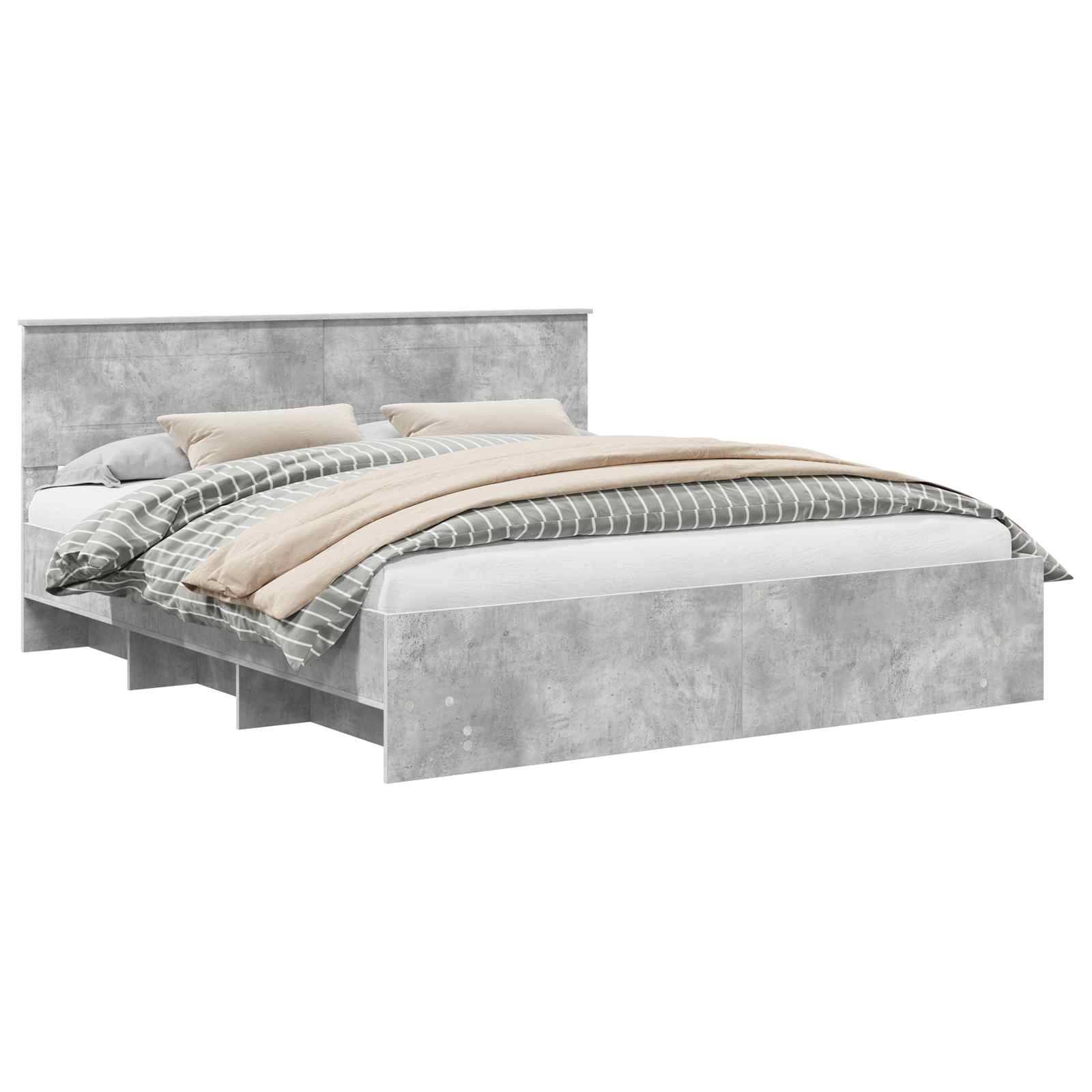Ein graues, modern gestaltetes Bett mit gepolstertem Kopfteil, ordentlich angeordneter Bettwäsche und einem gestreiften Bettbezug, vor einem weißen Hintergrund.