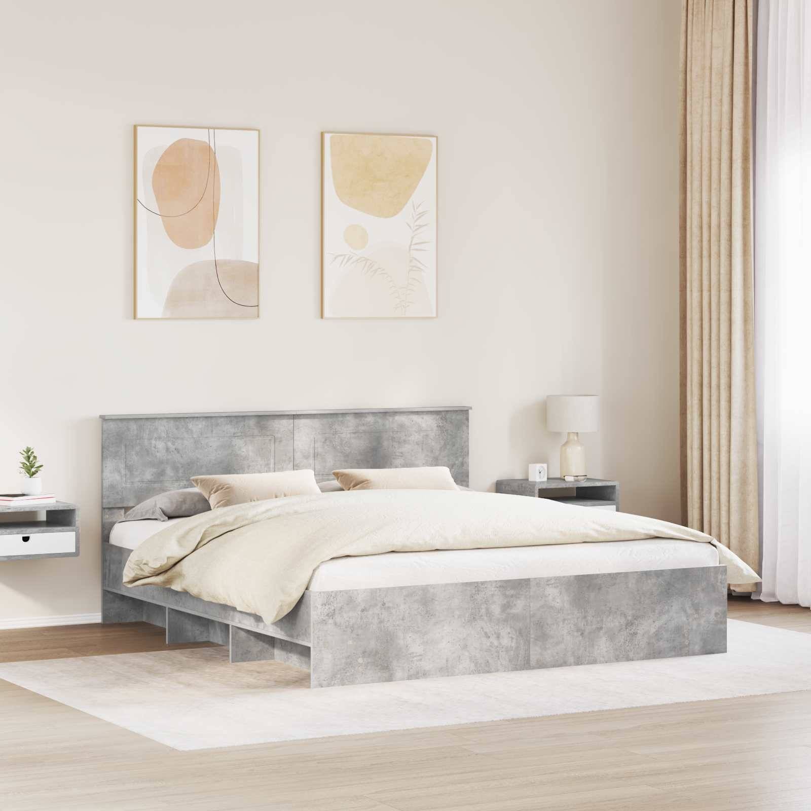 Ein minimalistisches Schlafzimmer zeigt ein graues Bett mit beigefarbener Bettwäsche, zwei schwebenden Nachttischen, abstrakten Kunstwerken und einer kleinen Pflanze auf einem weißen Teppich.