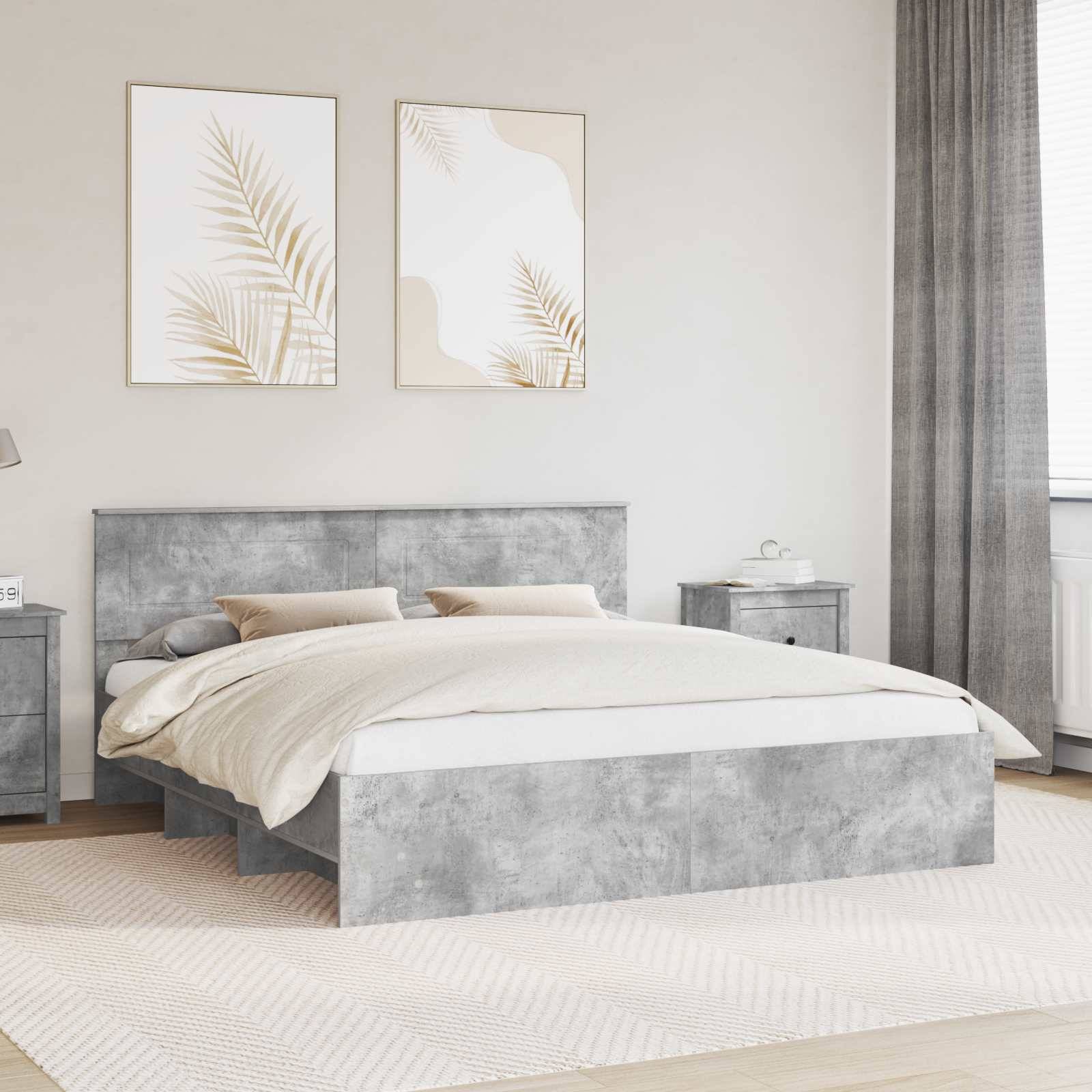 Modernes Schlafzimmer mit einem grauen Bett, heller Bettwäsche, zwei abstrakten botanischen Kunstwerken an der Wand und einem Holznachttisch mit einer Uhr.