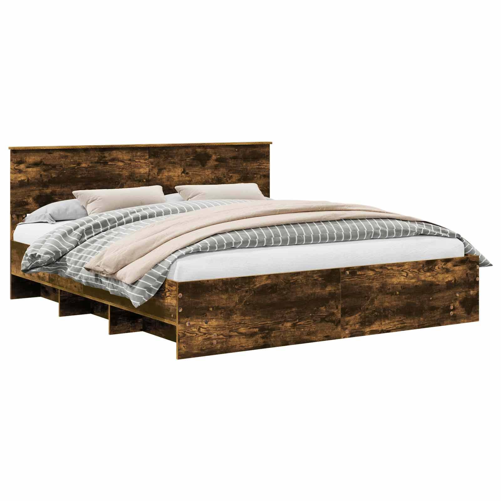 Ein Holzbett mit rustikaler Oberfläche, ausgestattet mit einem Kopfteil und Bettwäsche in neutralen Tönen, ist ordentlich mit Kissen und einer gestreiften Decke arrangiert.