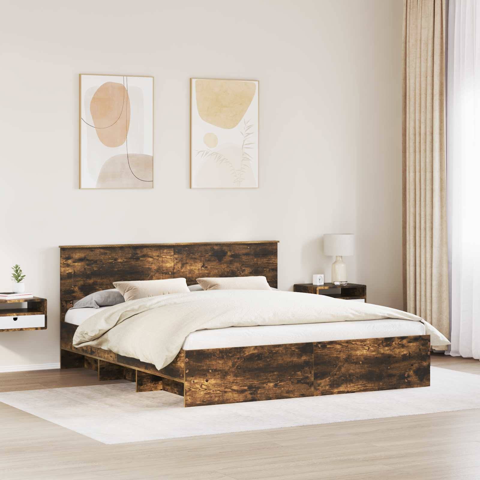 Ein modernes Schlafzimmer mit einem Holzbett, beigefarbener Bettwäsche, zwei abstrakten Gemälden über dem Kopfteil und natürlichem Licht von einem großen Fenster.