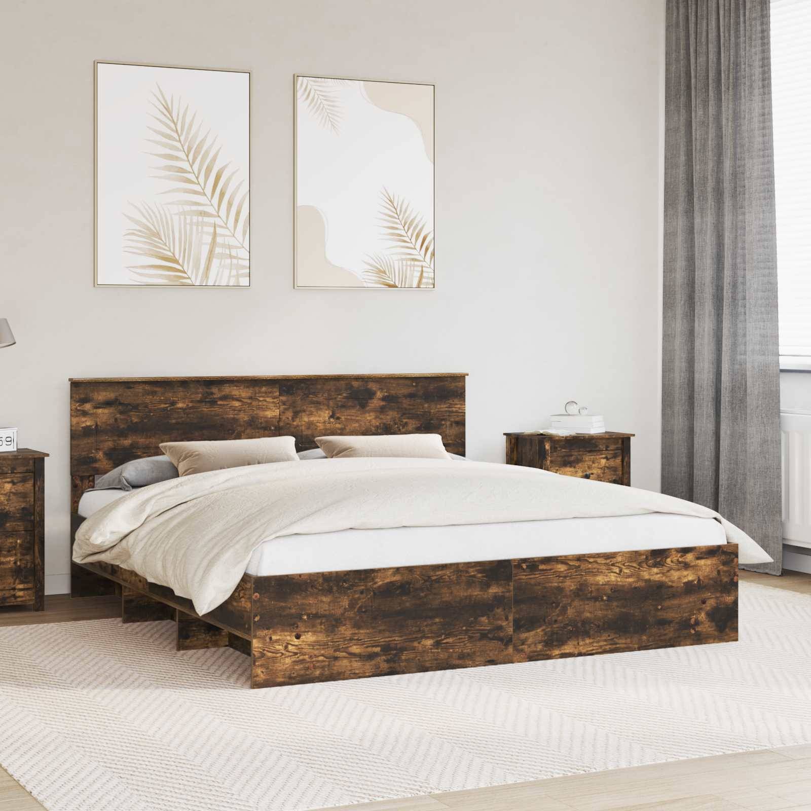 Ein gemütliches Schlafzimmer mit einem Holzbett, zwei Nachttischen, beigefarbener Bettwäsche, abstrakter Kunst an der Wand und einem großen Fenster mit grauen Vorhängen.