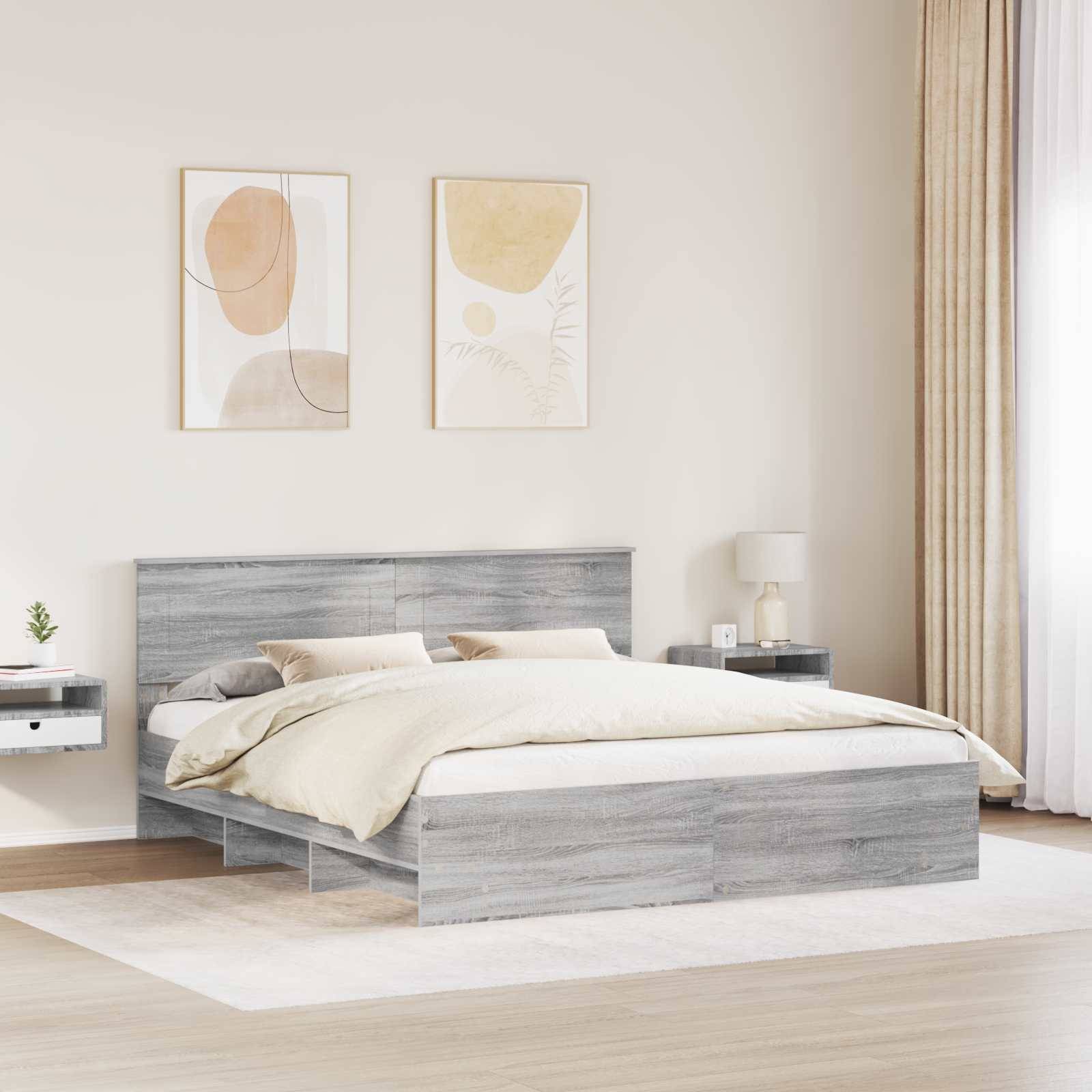 Ein modernes Schlafzimmer mit einem grauen Holzbett, beigefarbener Bettwäsche und zwei abstrakten Gemälden an der Wand. Licht strömt durch ein Fenster mit beigen Vorhängen.