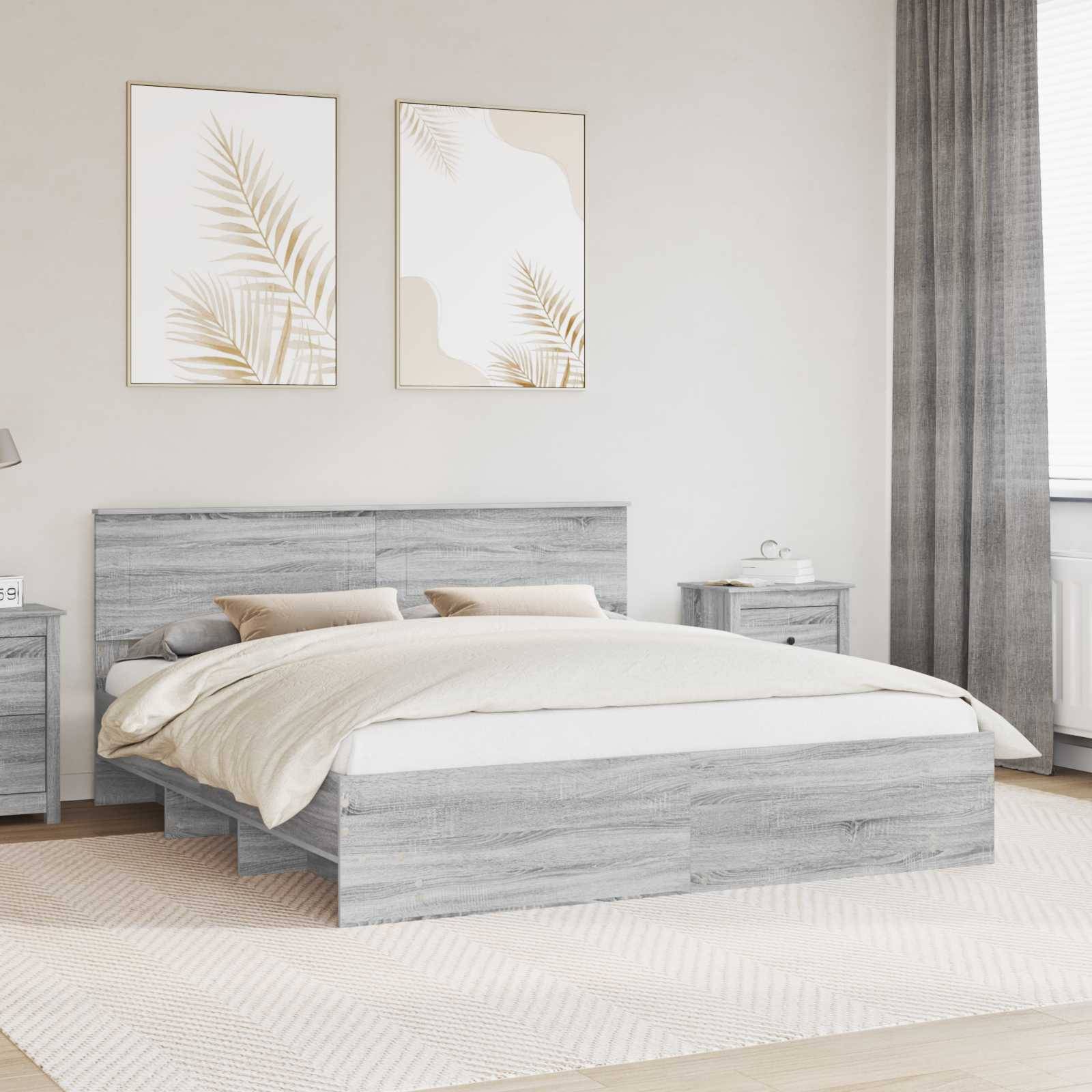 Ein modernes Schlafzimmer zeigt ein Bett aus hellem Holz in Grauton mit weißer Bettwäsche, zwei Nachttischen und abstrakten Palmenblatt-Kunstwerken an den Wänden.