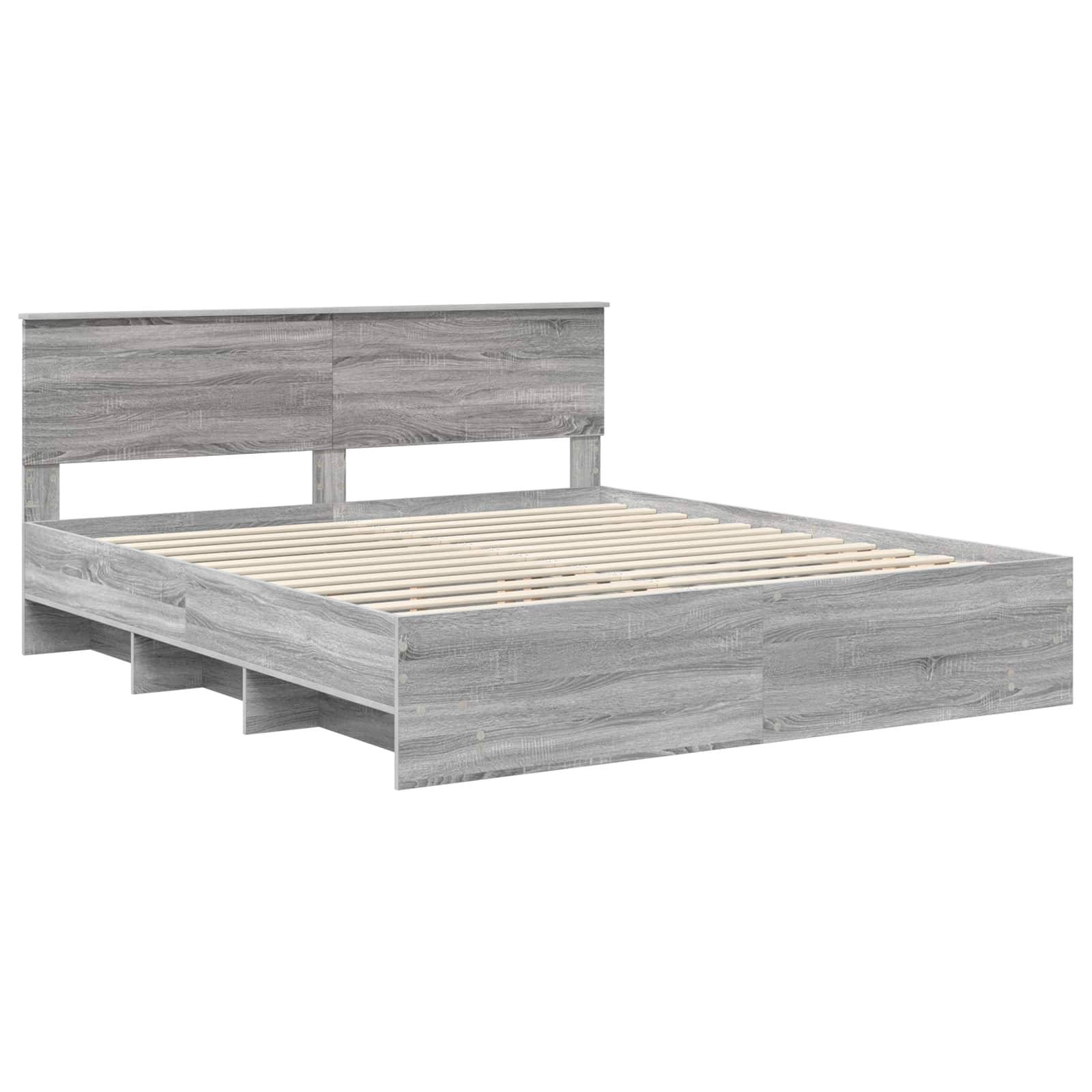 Ein hellgraues Holz-Bettgestell in Königsgröße mit Lattenrost und rechteckigem Kopfteil; minimalistisches Design, ohne Matratze.
