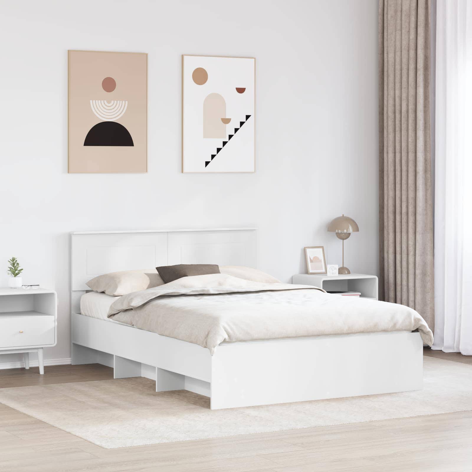 Ein minimalistisches Schlafzimmer mit weißem Bett und beigen Akzenten; abstrakte Kunst über dem Bett; Nachttische mit einer kleinen Pflanze und einer Lampe.