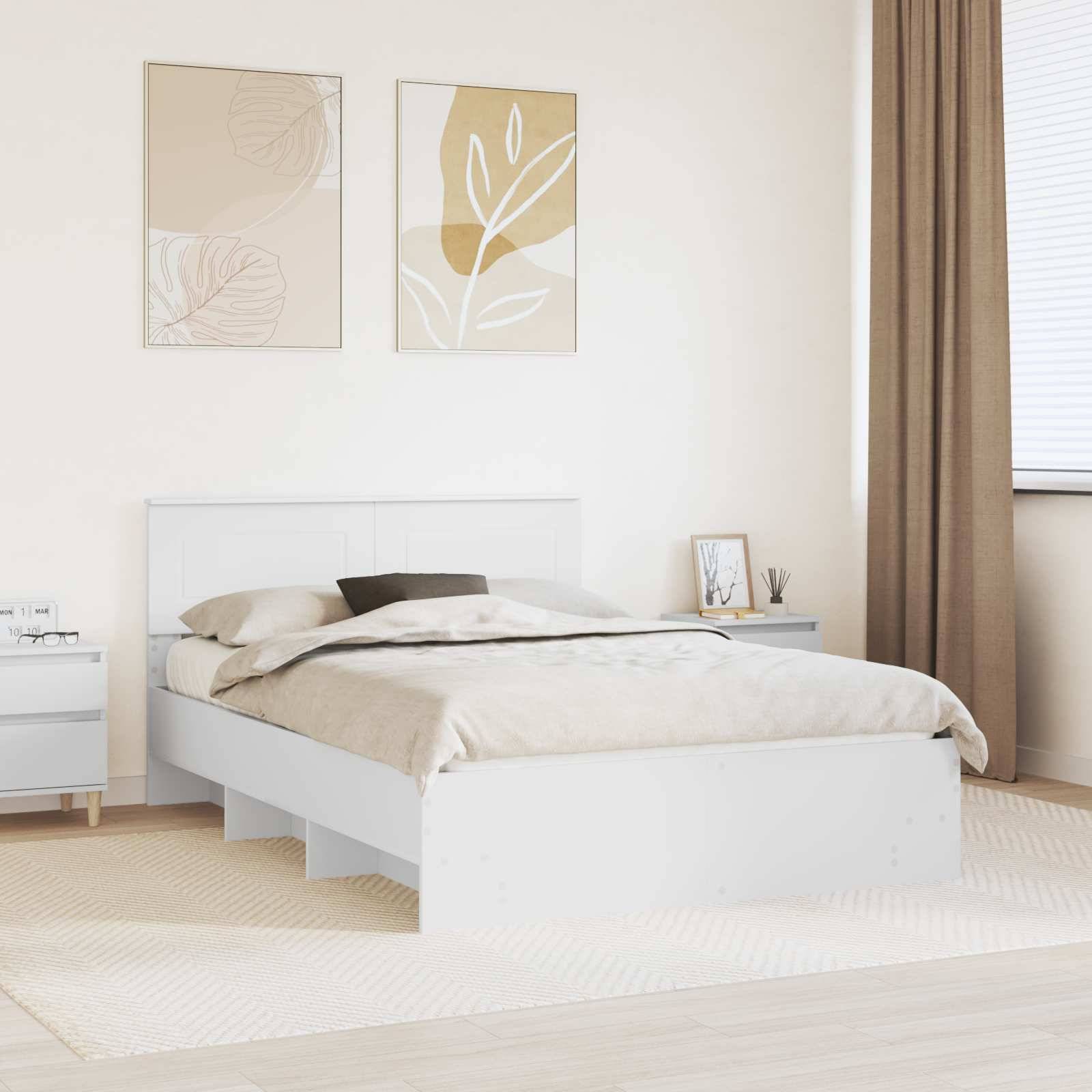 Ein minimalistisches Schlafzimmer mit einem Bett aus hellem Holz, beige und weißer Bettwäsche, zwei abstrakten Kunstwerken an der Wand, einem Nachttisch und einem Fenster mit leichten Vorhängen.
