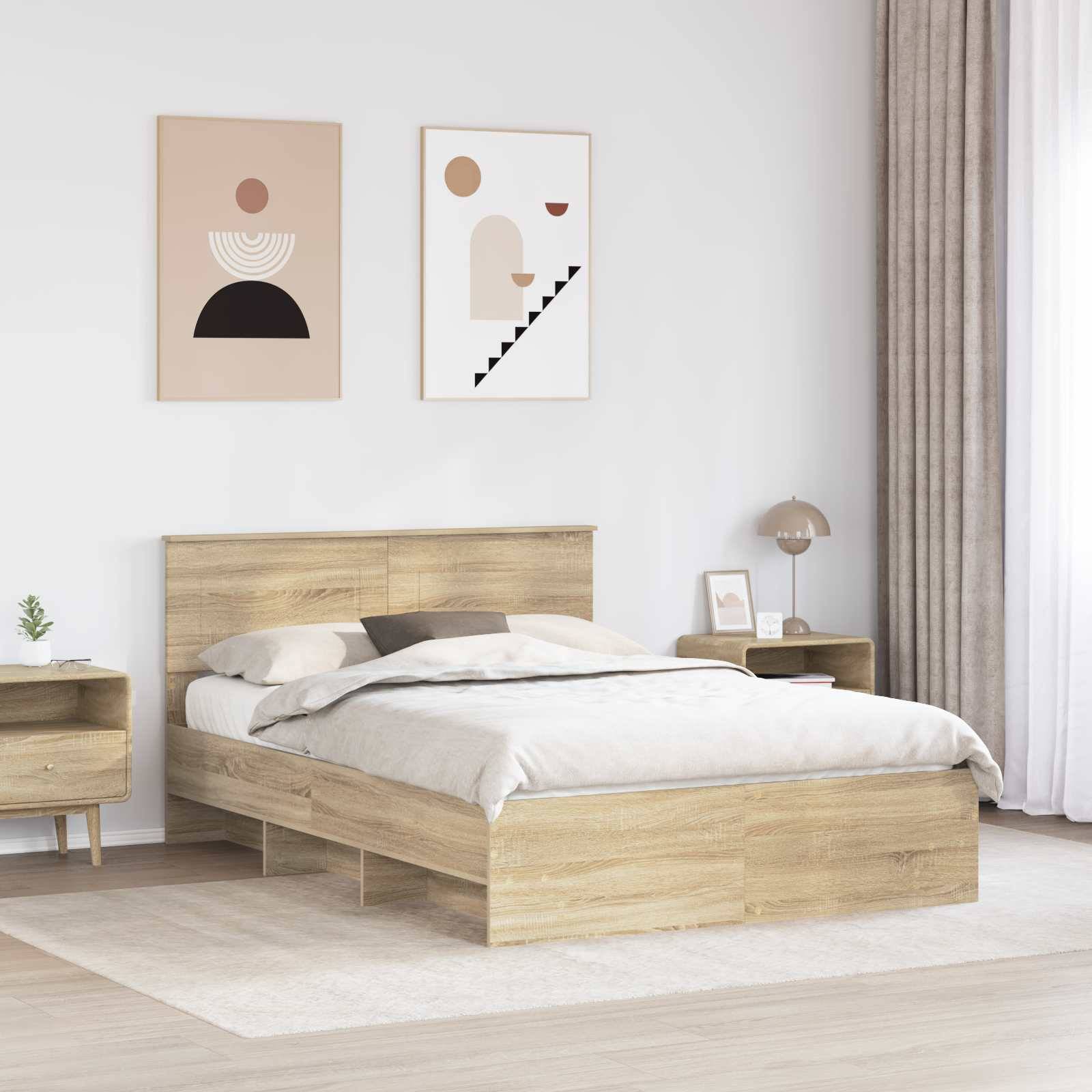 Ein modernes Schlafzimmer mit einem Holzbett, beigefarbener Bettwäsche, zwei Nachttischen und abstrakten Kunstwerken an der Wand. Natürliches Licht fließt durch die Vorhänge.