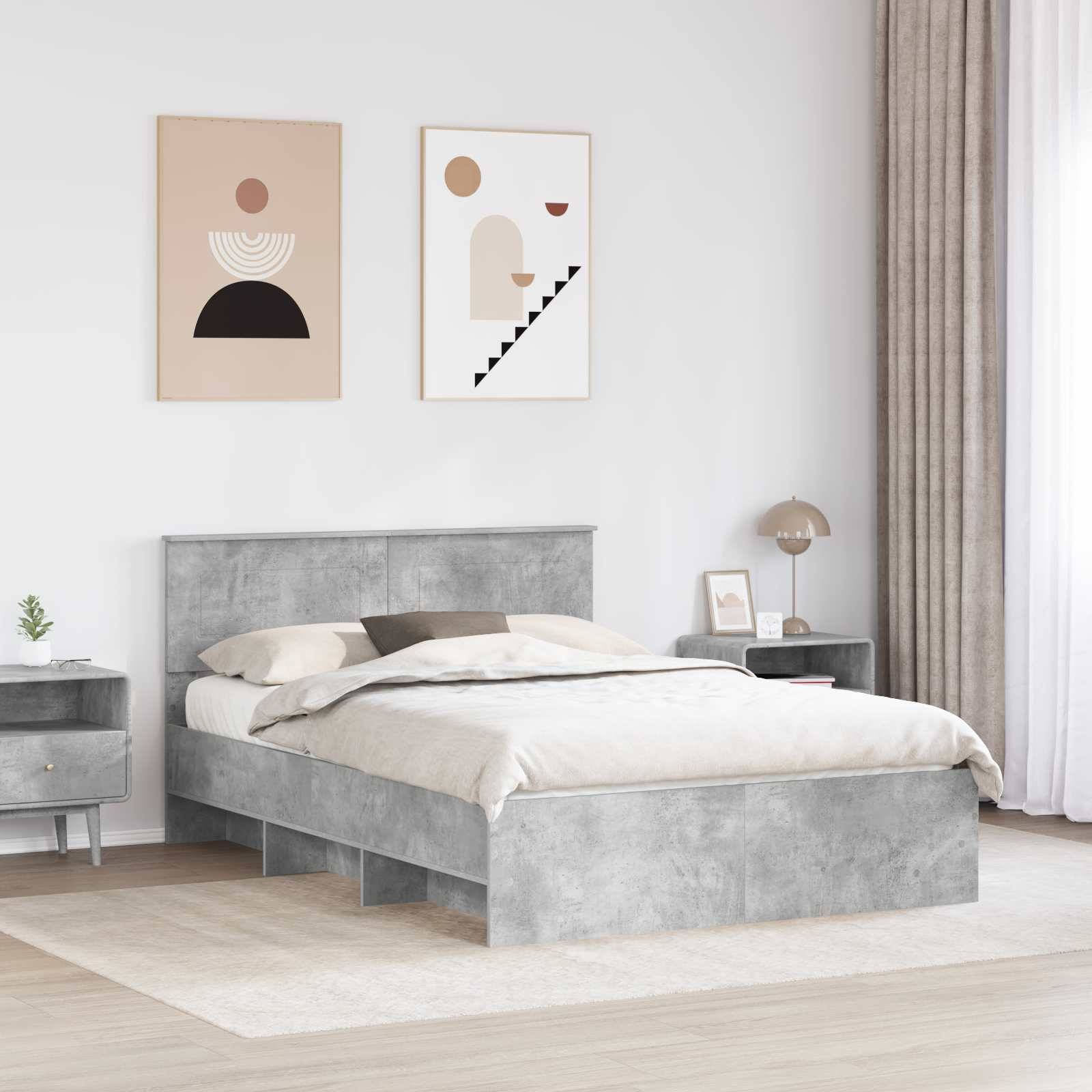 Ein modernes Schlafzimmer mit einem grauen Bett mit einer beigen Bettdecke, zwei abstrakten Kunstwerken an der Wand, einem Nachttisch mit einer Lampe und bodenlangen Vorhängen.
