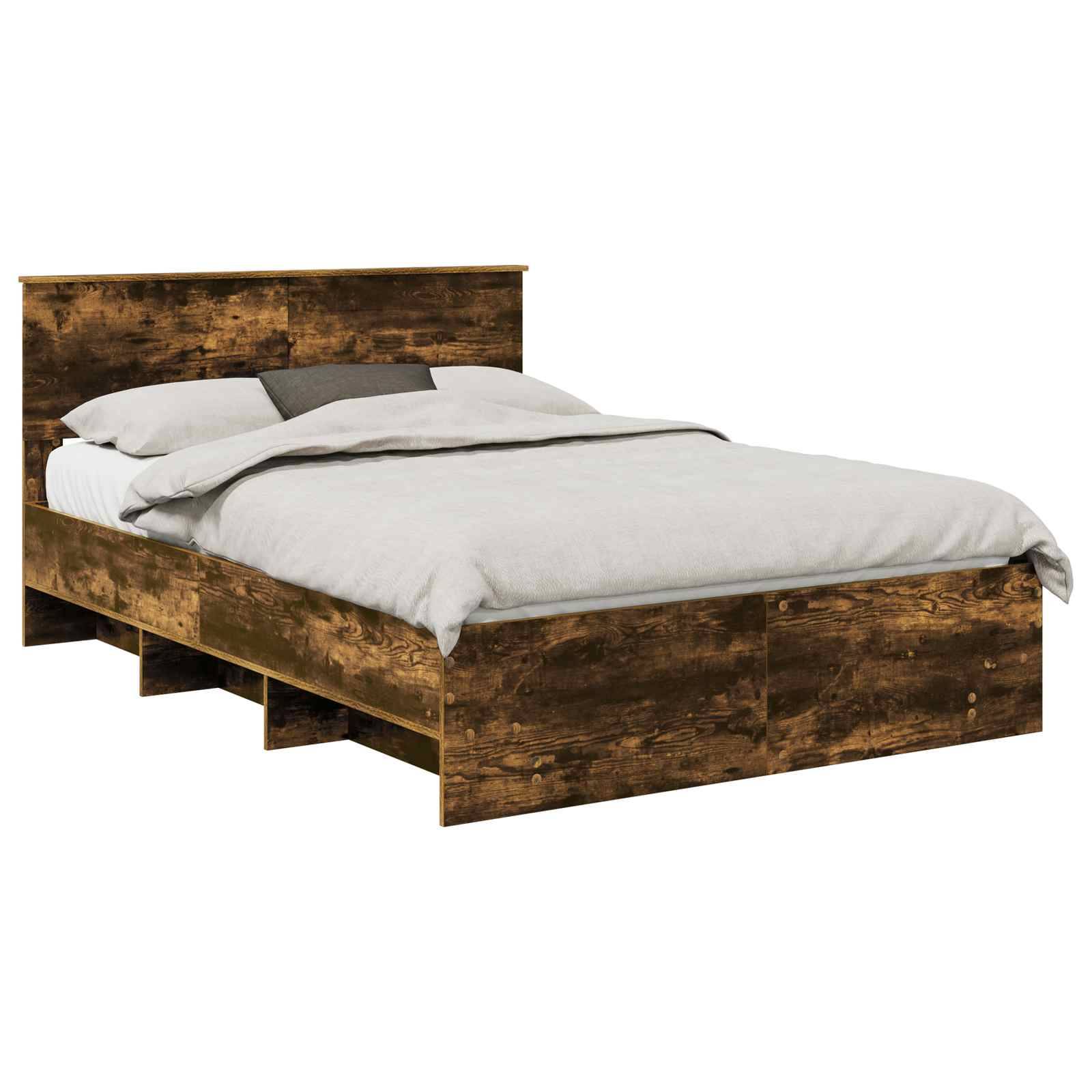 Ein Holzbettgestell mit rustikaler Oberfläche, ausgestattet mit einer hellgrauen Bettdecke und Kissen, vor einem weißen Hintergrund.