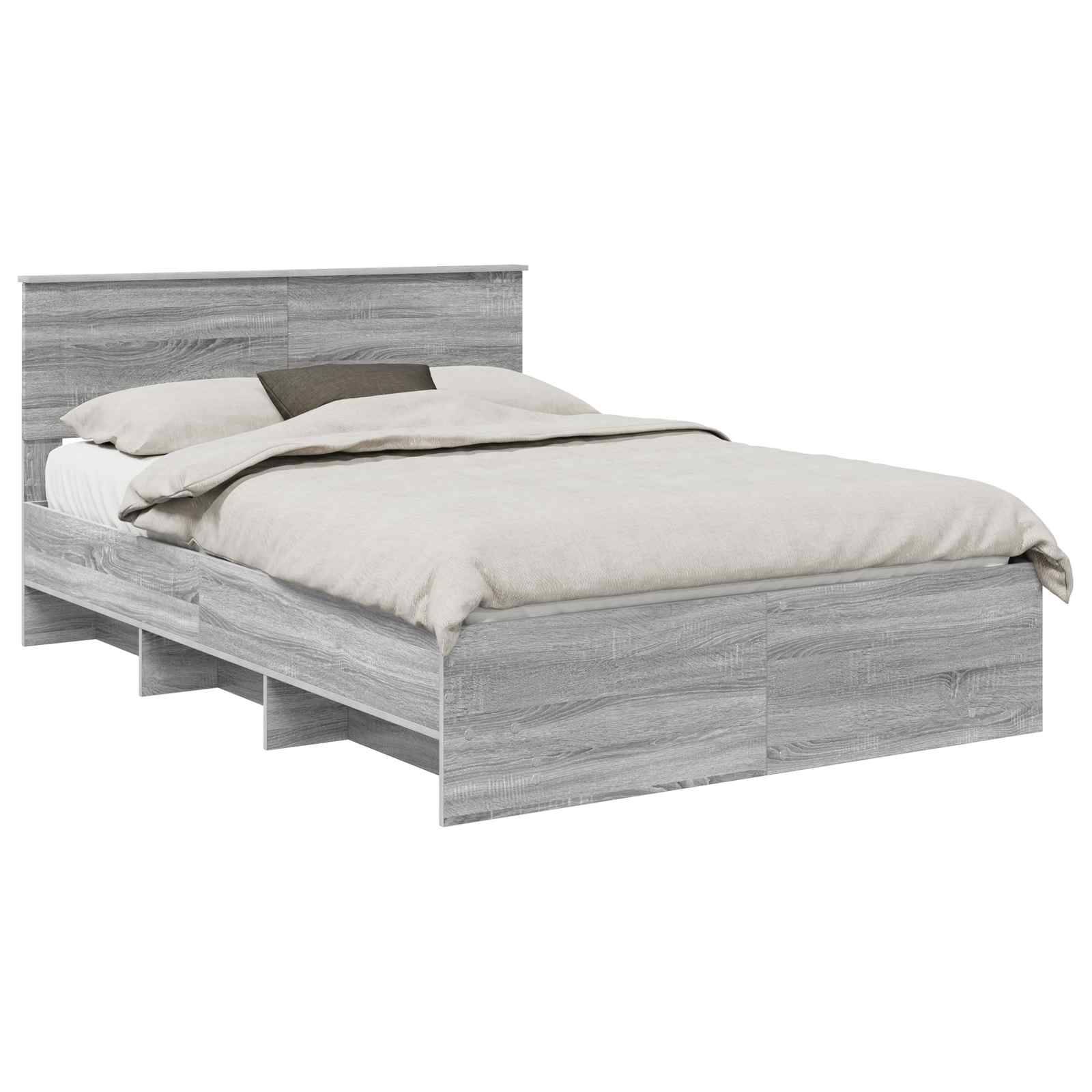 Ein grauer Holzbettrahmen mit gepolstertem Kopfteil, versehen mit sorgfältig angeordneter beige Tagesdecke und weißem Kissen.