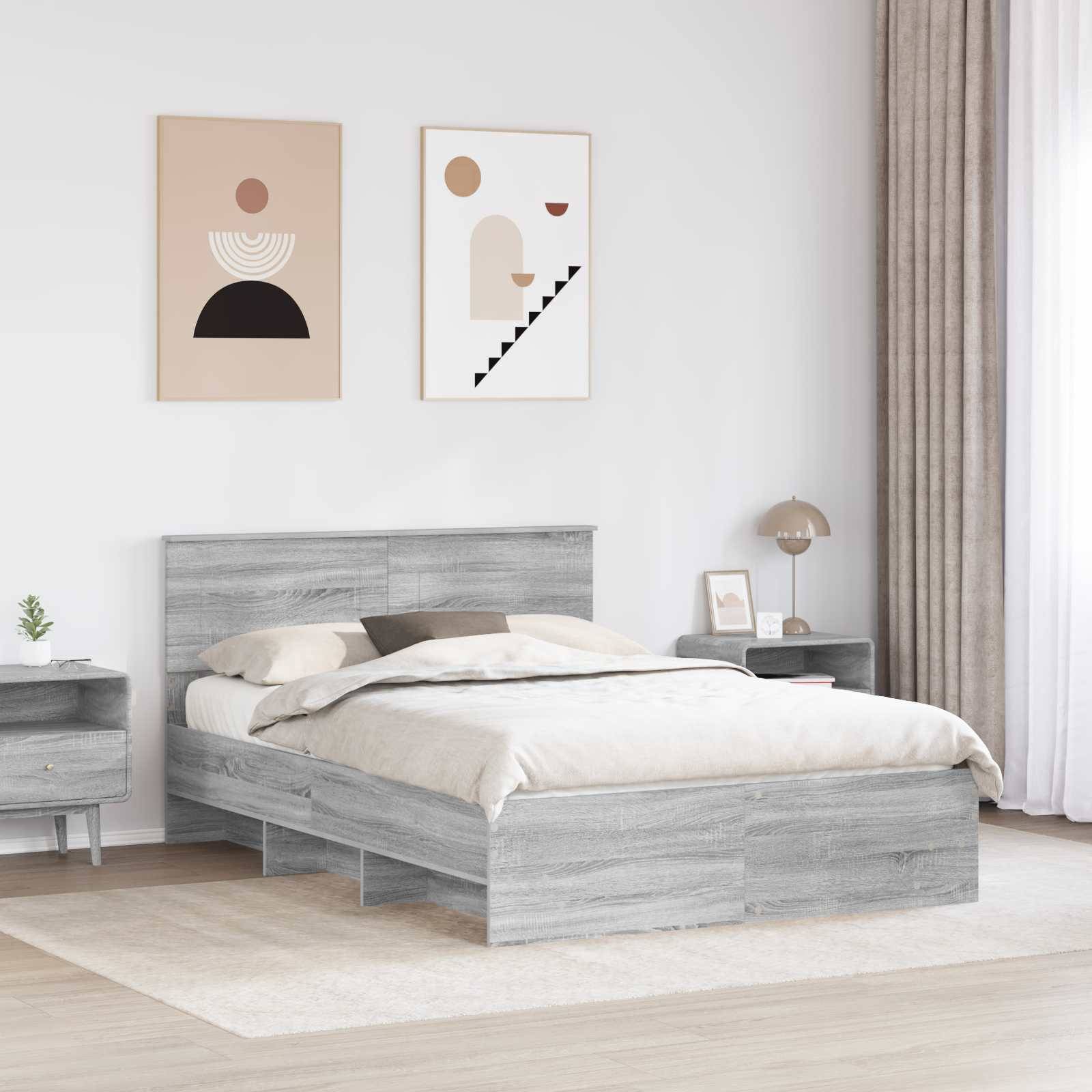 Ein modernes Schlafzimmer mit einem grauen Holzbett, passenden Nachttischen, beigefarbener Bettwäsche, abstrakten Kunstwerken an der Wand und einer Lampe am Fenster.