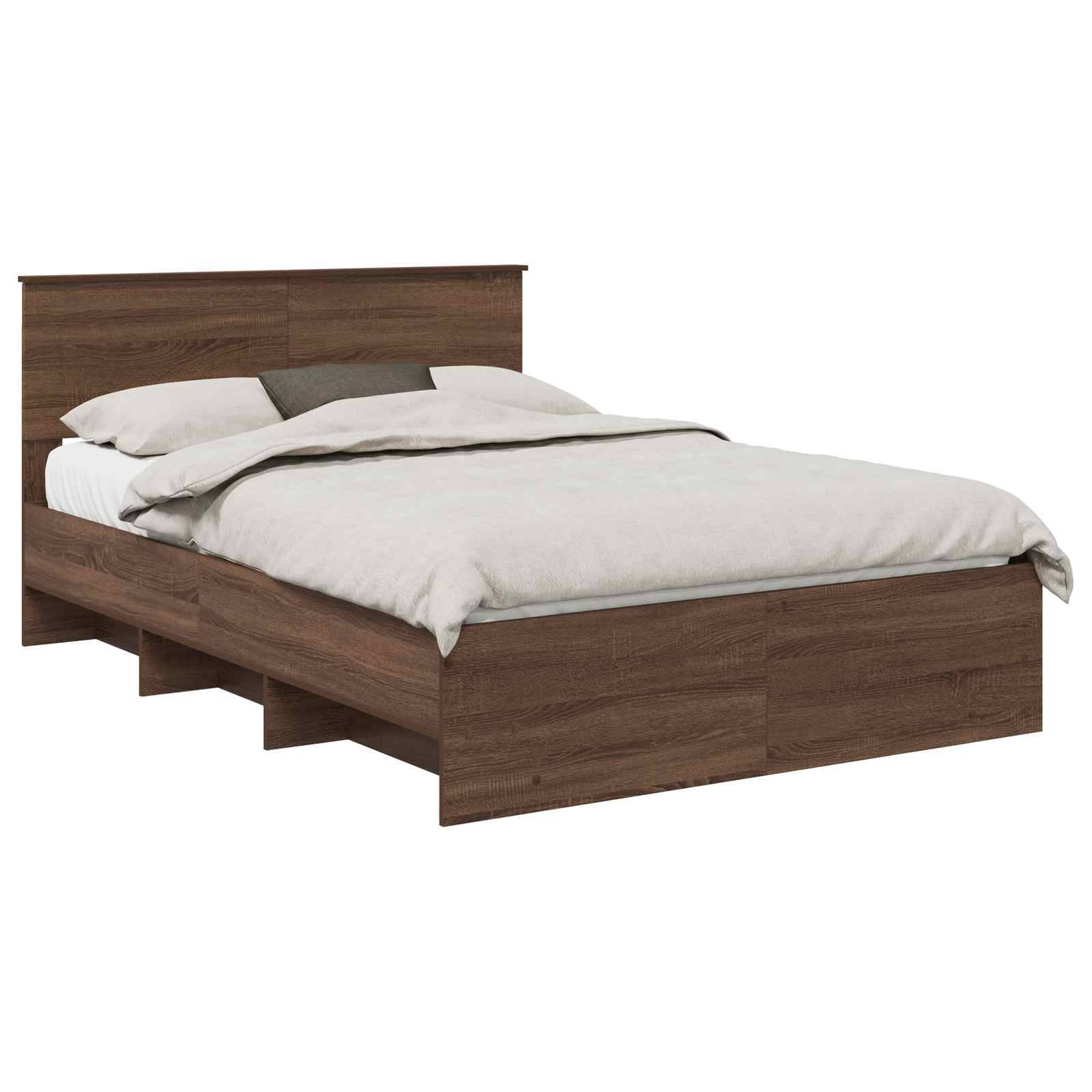 Ein braunes Holzbettgestell mit einem einfachen Kopfteil und weißer Bettwäsche, das ein modernes Design im minimalistischen Stil zeigt.