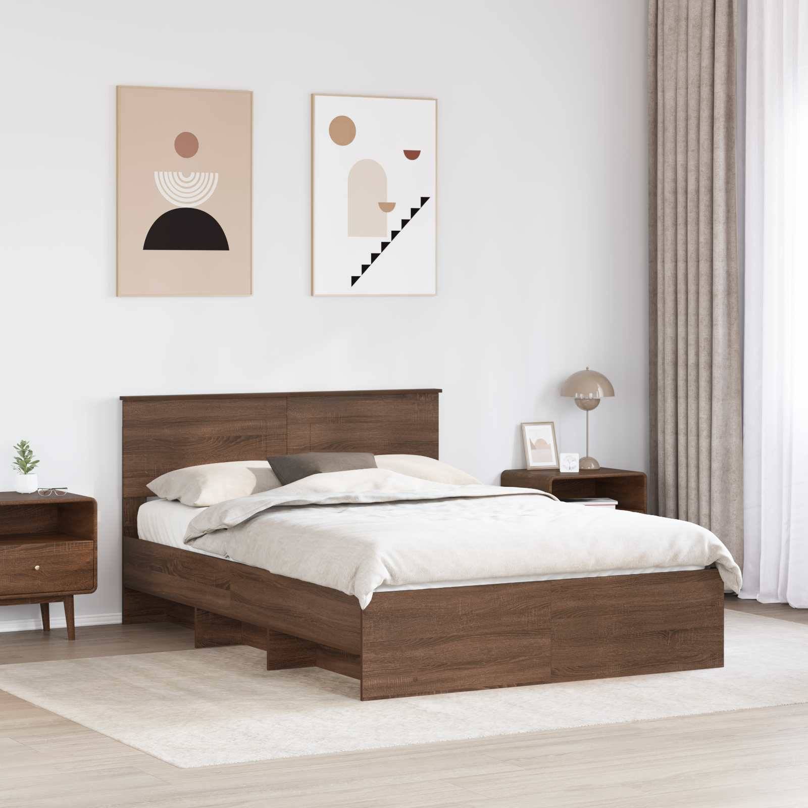 Ein modernes Schlafzimmer mit einem Holzbett, neutraler Bettwäsche und passenden Nachttischen. Abstrakte Kunst schmückt die Wand; eine Lampe und eine Pflanze setzen Akzente.