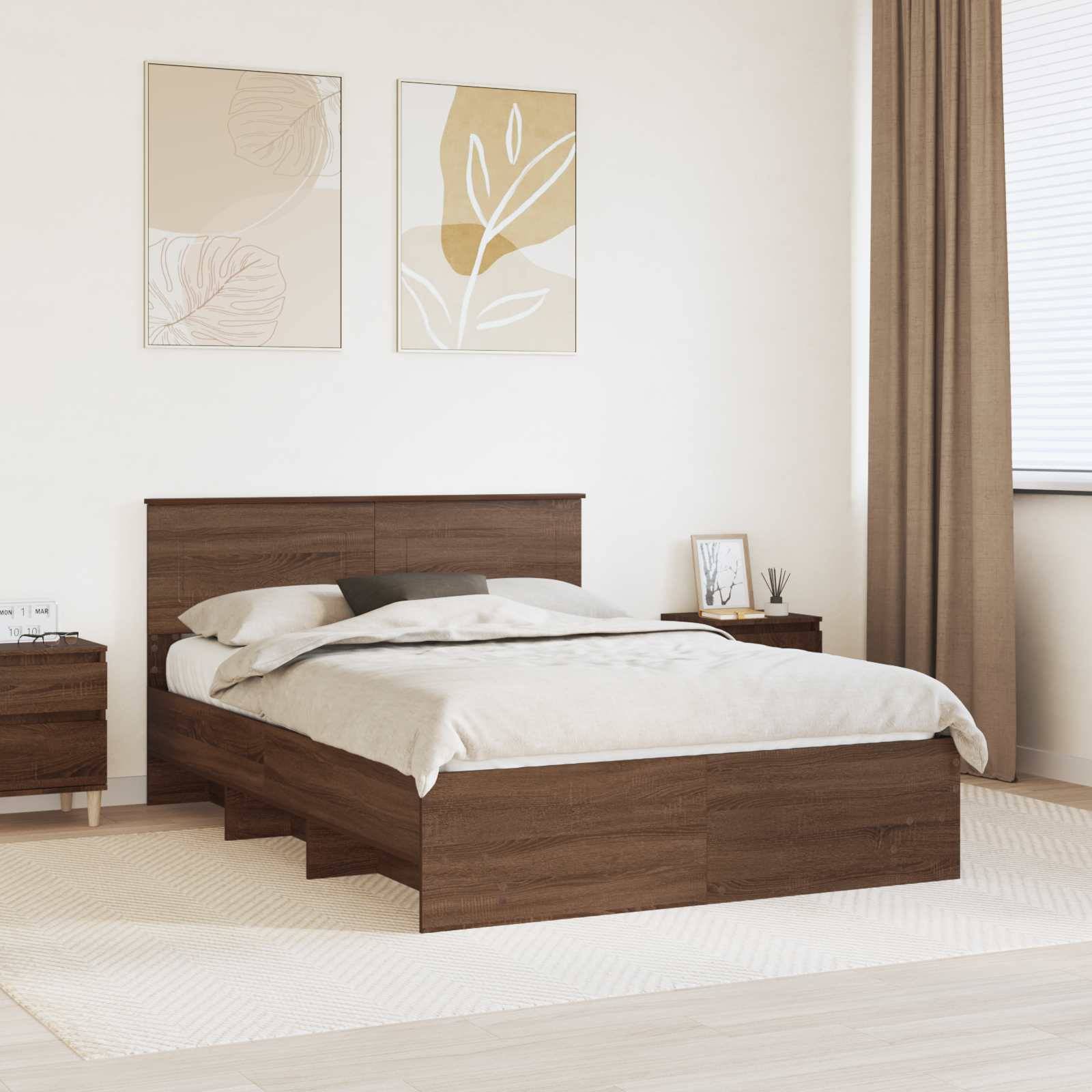 Ein Schlafzimmer zeigt ein Holzbett mit weißer Bettwäsche, flankiert von zwei Nachttischen. Weiches natürliches Licht filtert durch die Vorhänge.