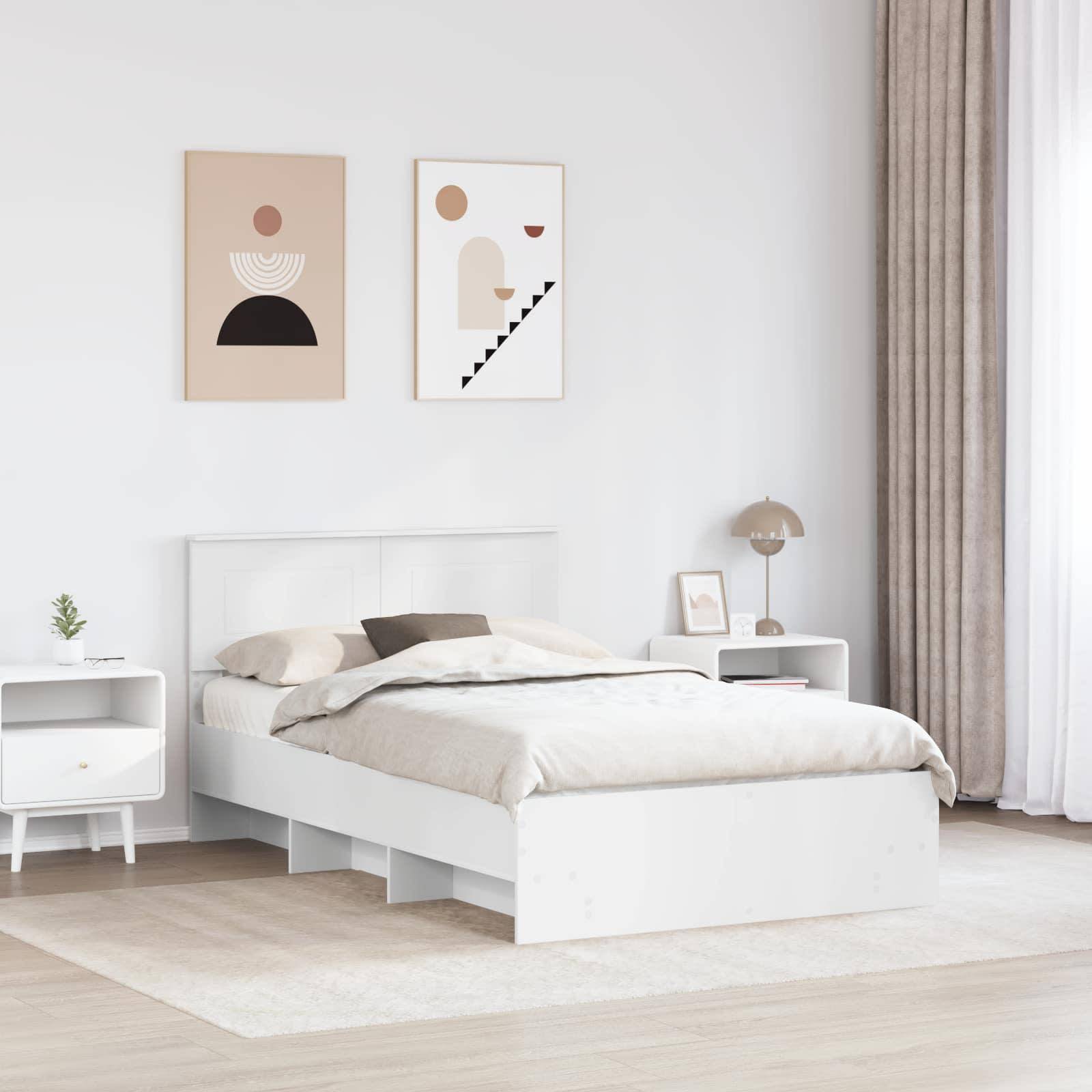Ein minimalistisches Schlafzimmer mit einem weißen Bett, zwei modernen Kunstwerken an der Wand darüber, einem Nachttisch mit einer kleinen Pflanze und einer Lampe.