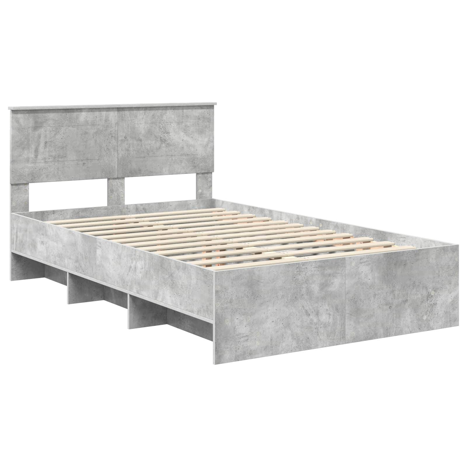 Ein grauer Plattformbett mit einem hohen Kopfteil, das Holzlatten aufweist und drei offene Stauraumfächer darunter besitzt.