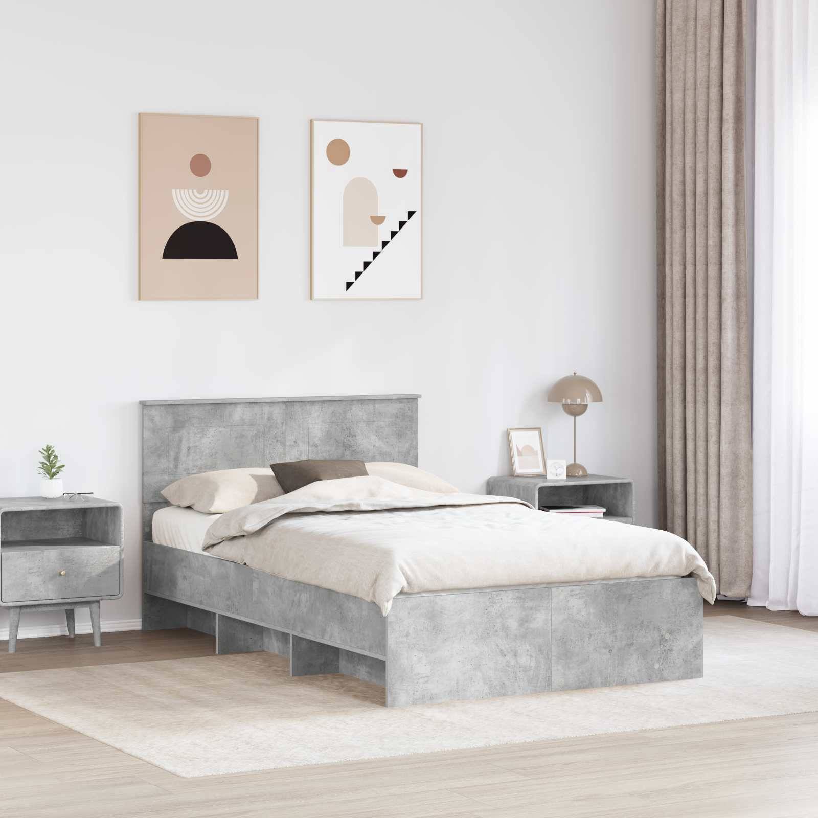 Ein modernes Schlafzimmer zeigt ein graues Bett mit neutraler Bettwäsche, einen passenden Nachttisch mit Dekoration und abstrakte Kunst über dem Bett.