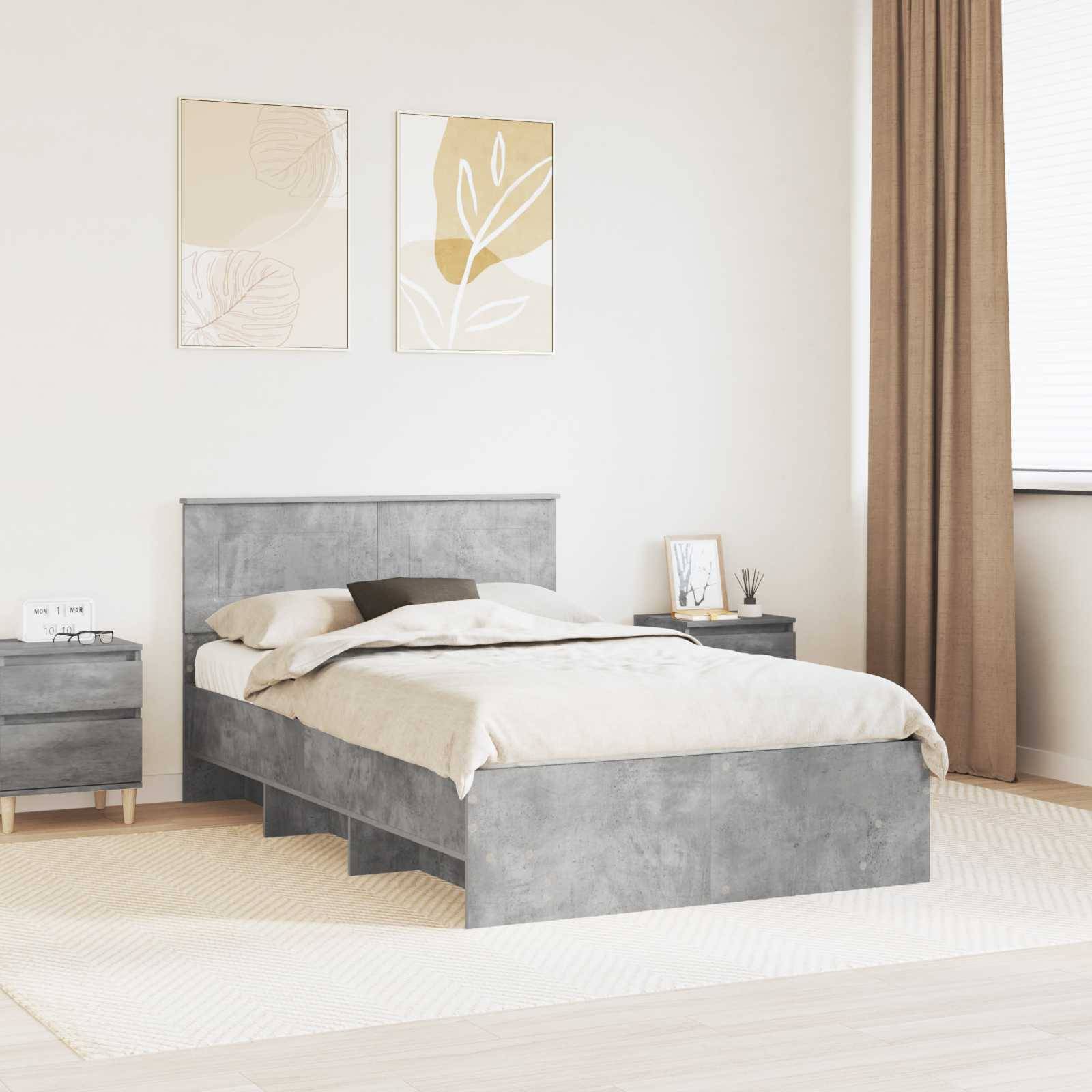 Minimalistisches Schlafzimmer mit einem grauen Bett, beiger Bettwäsche und passenden Nachttischen. Zwei abstrakte Kunstwerke hängen an der Wand über dem Bett. Cremefarbene Vorhänge bedecken ein Fenster rechts davon.
