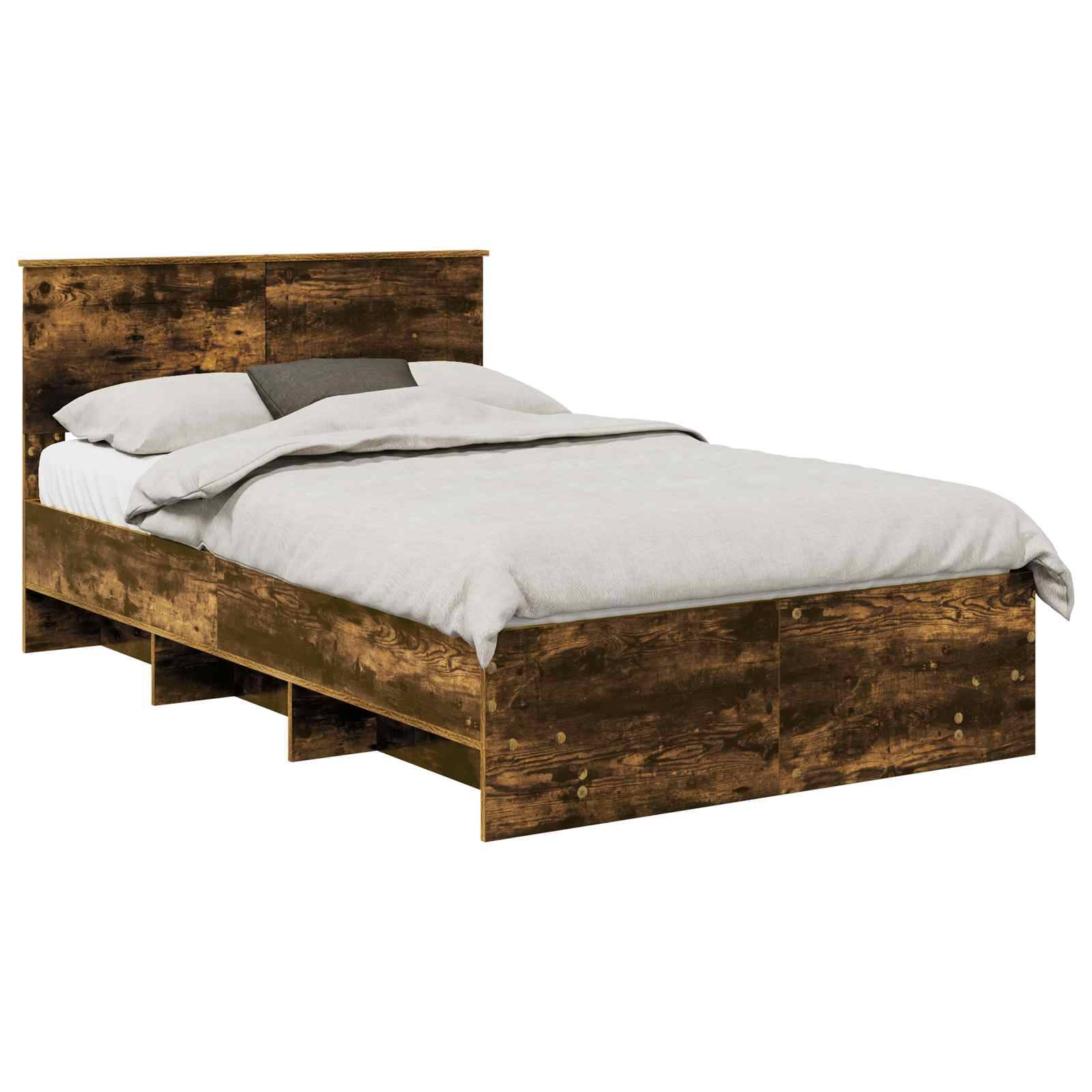 Ein rustikales Holzbettgestell mit Kopfteil, ausgestattet mit drei integrierten Stauraumfächern darunter, gekrönt von weißer Bettwäsche und einem dunklen Kissen.