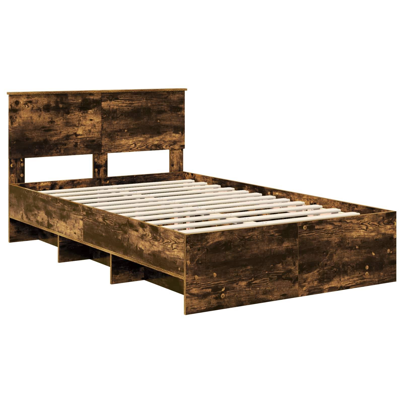 Ein rustikales Holzbettgestell mit Kopf- und Fußteil sowie sichtbaren Querlatten, das eine verwitterte, strukturierte Oberfläche aufweist.
