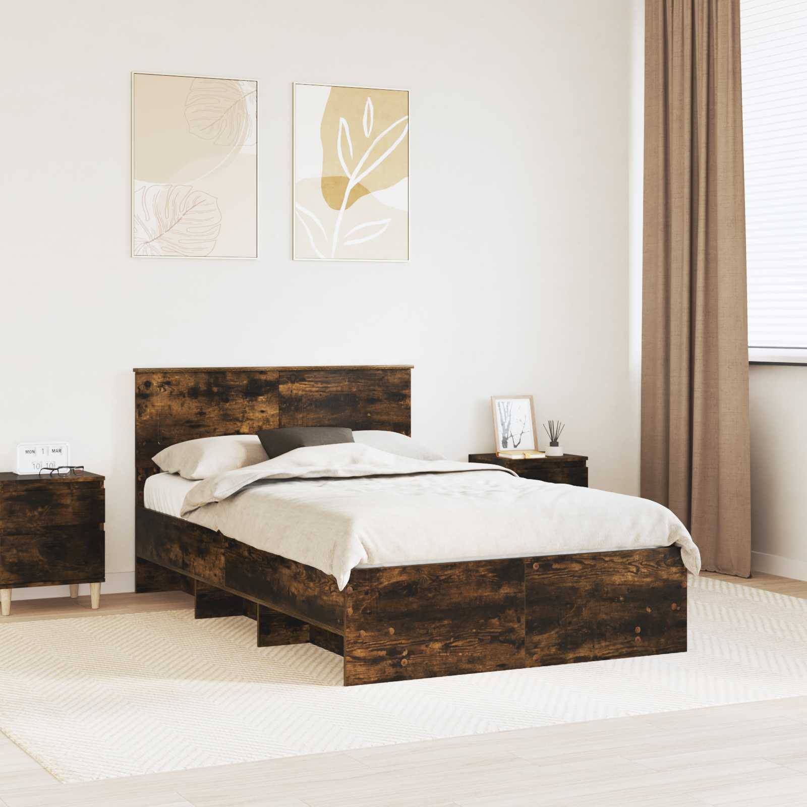 Ein Schlafzimmer mit einem rustikalen Holzbett, beiger Bettwäsche, passendem Nachttisch und minimaler Wanddekoration. Licht strömt durch ein Fenster mit Jalousien.