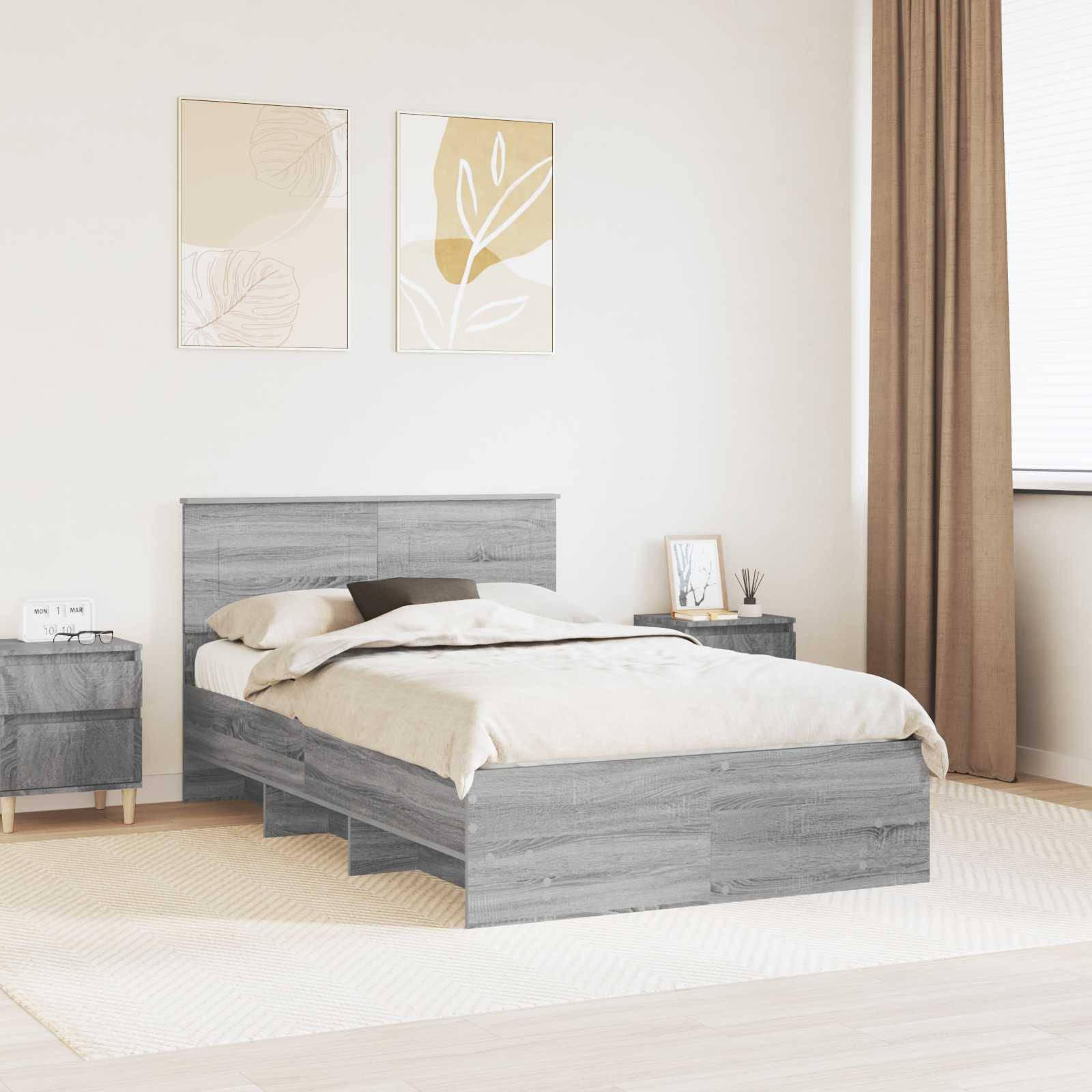 Ein modernes Schlafzimmer mit einem grauen Holzbett, passenden Nachttischen und beigefarbener Bettwäsche. Zwei abstrakte Drucke hängen über dem Bett. Natürliches Licht fällt durch ein Fenster mit beigen Vorhängen herein.