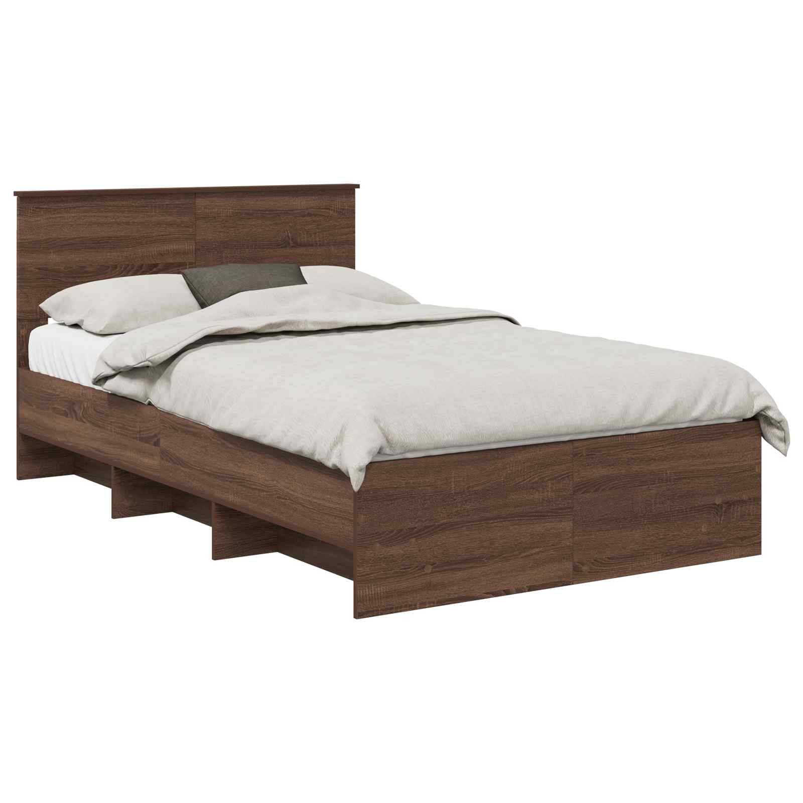 Ein Holz-Kingsize-Bett mit einem Kopfteil und einer weißen Bettdecke, ordentlich in einem hell erleuchteten Raum angeordnet.