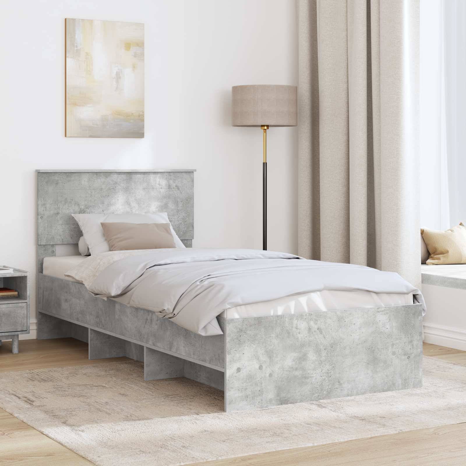 Ein modernes Schlafzimmer mit einem grauen Plattformbett, neutraler Bettwäsche, einer Lampe, abstrakter Wandkunst und einem Fenster mit Vorhängen, das eine ruhige Atmosphäre schafft.
