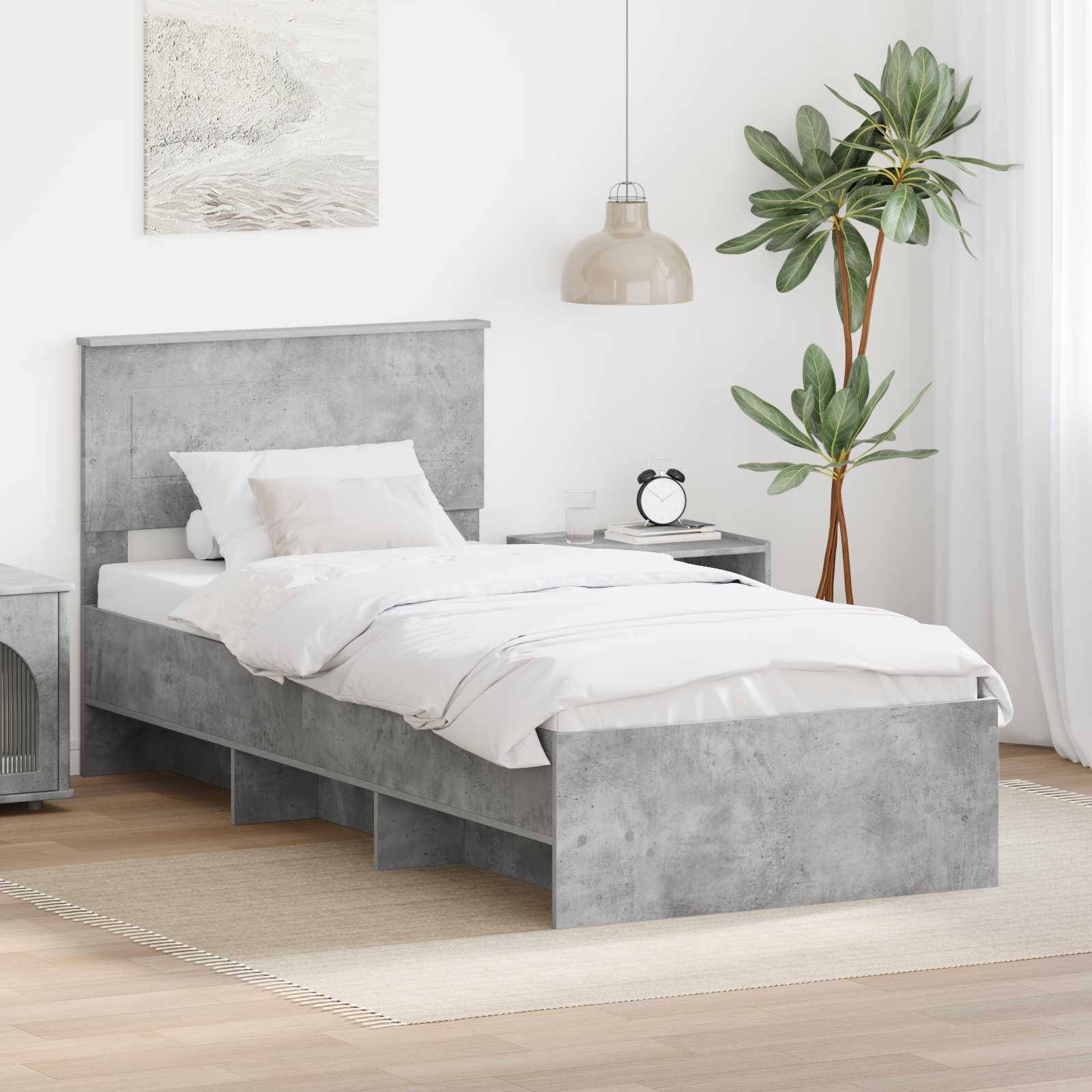 Ein modernes Schlafzimmer mit einem grauen Bett, weißer Bettwäsche, zwei Wandlampen, einer Pflanze und einem Teppich. Minimalistische Einrichtung mit neutralen Farben.