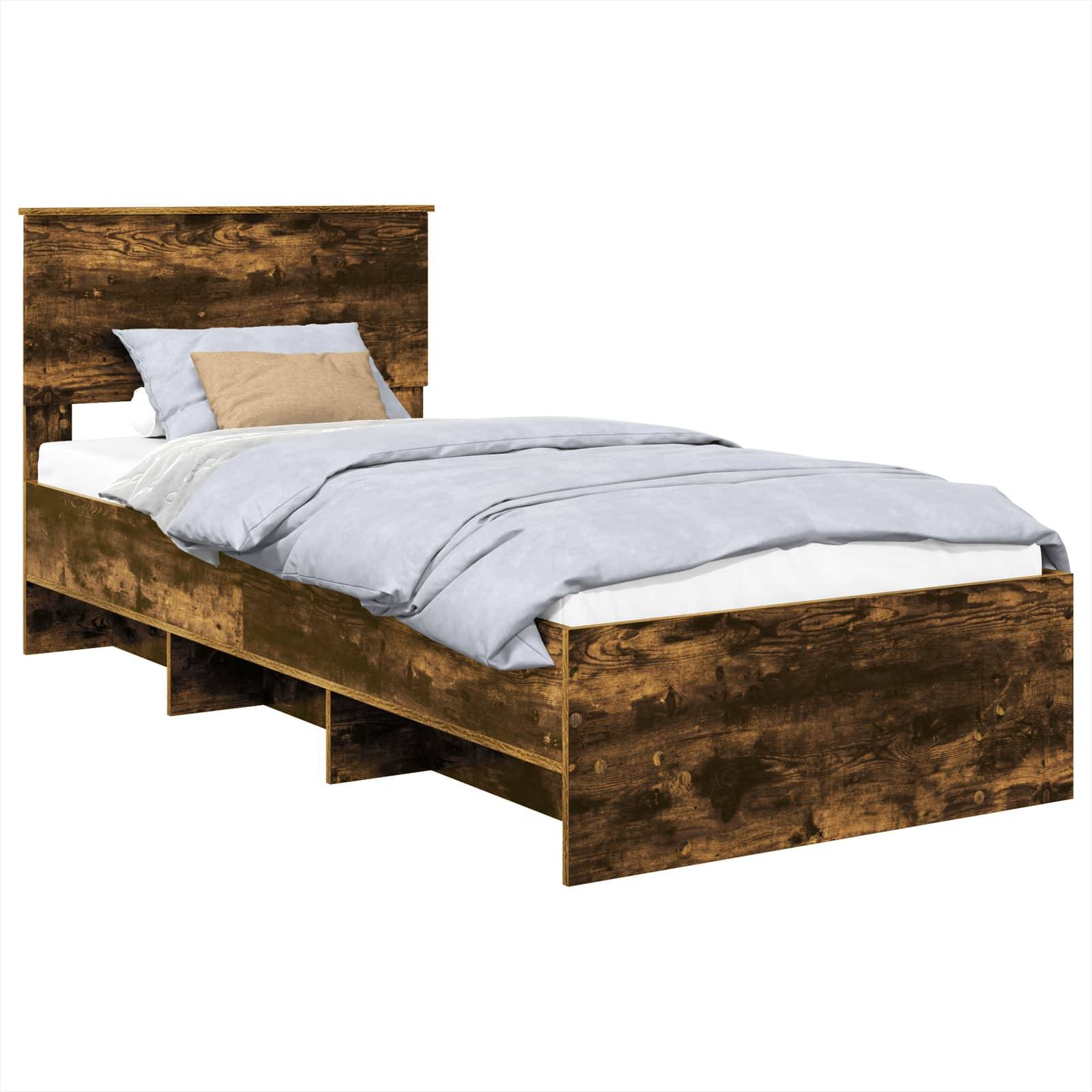 Ein Holz-Einzelbett mit Kopfteil, hellgrauer Bettwäsche und zwei beigen Kissen. Das Bett verfügt über Stauraummöglichkeiten unter dem Bettgestell.