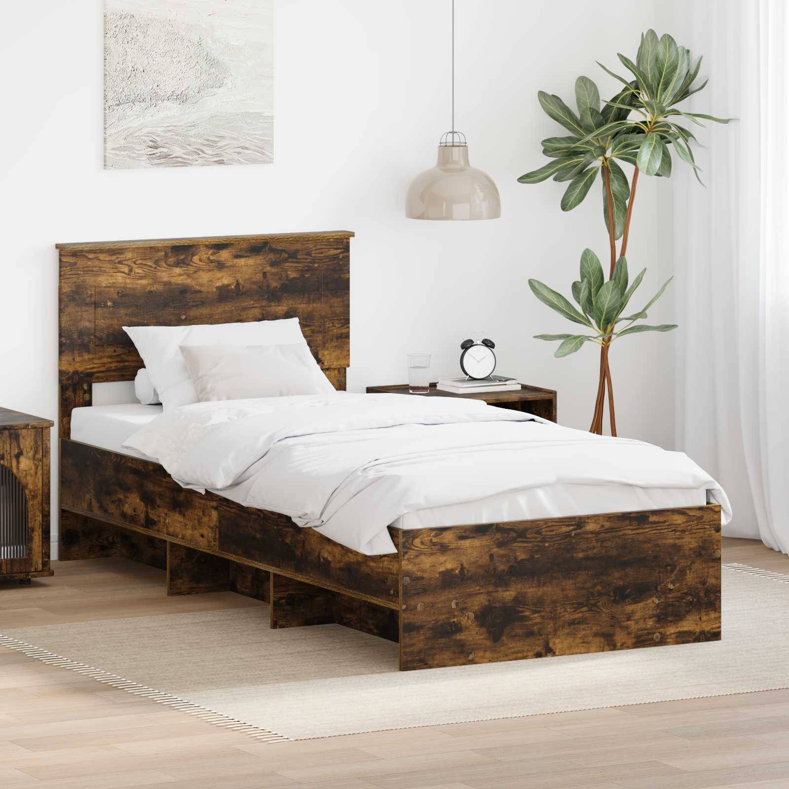 Ein Holzbett mit weißer Bettwäsche in einem hellen Raum, begleitet von zwei Holznachttischen und einer Topfpflanze, die eine gemütliche Atmosphäre schaffen.