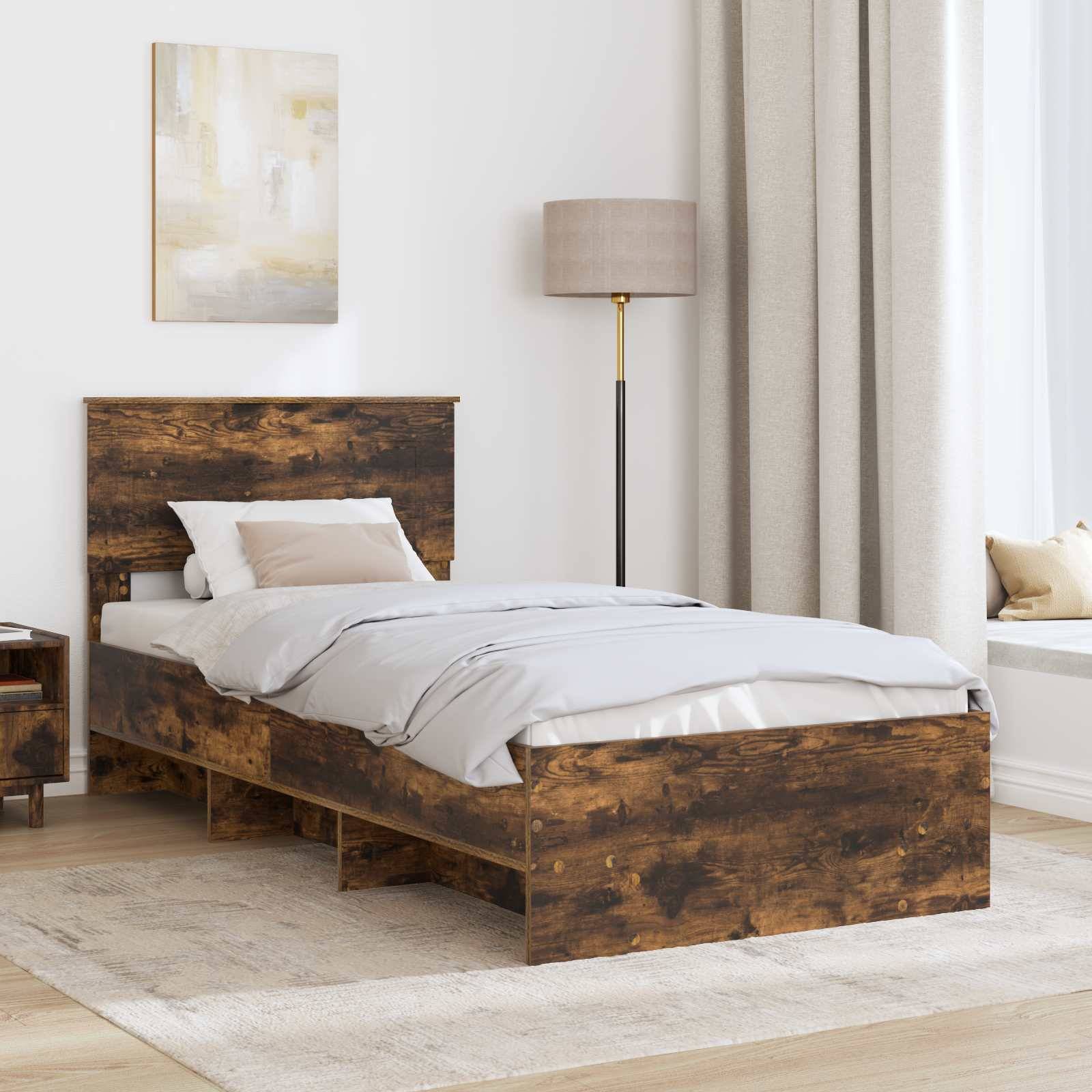 Ein gemütliches Schlafzimmer mit einem Holzbett mit weißer und beige Bettwäsche, einem Nachttisch, einer Stehlampe und einer Fensterbank mit Kissen.
