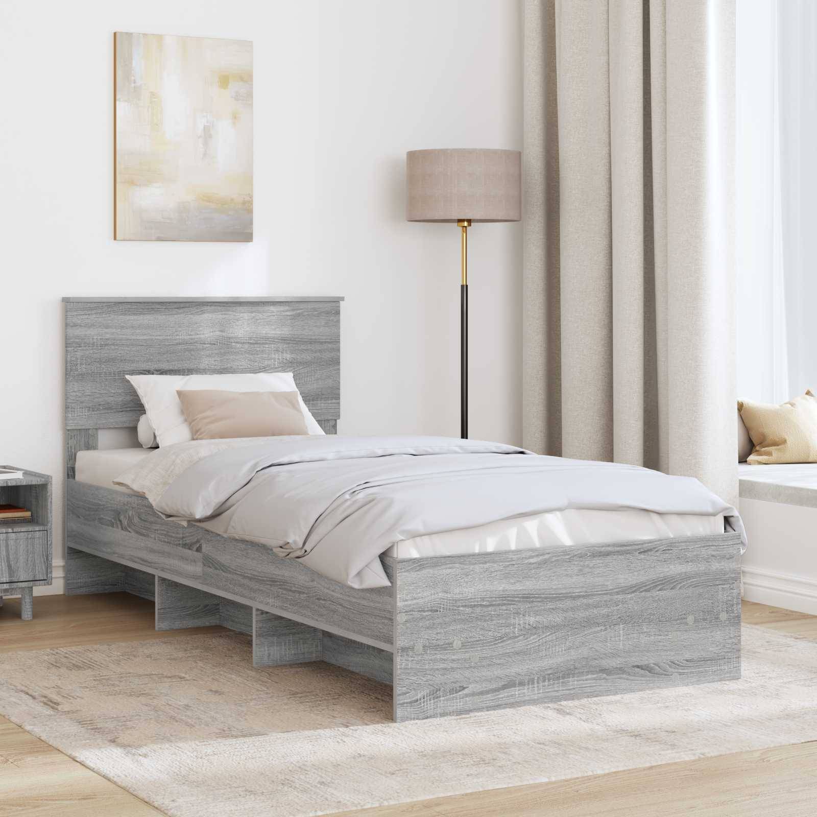 Ein minimalistisches Schlafzimmer mit einem Holzbett mit grauen Bettwäsche, einem Nachttisch, einer Stehlampe und einem Fenster mit beigen Vorhängen und einer Sitzgelegenheit.