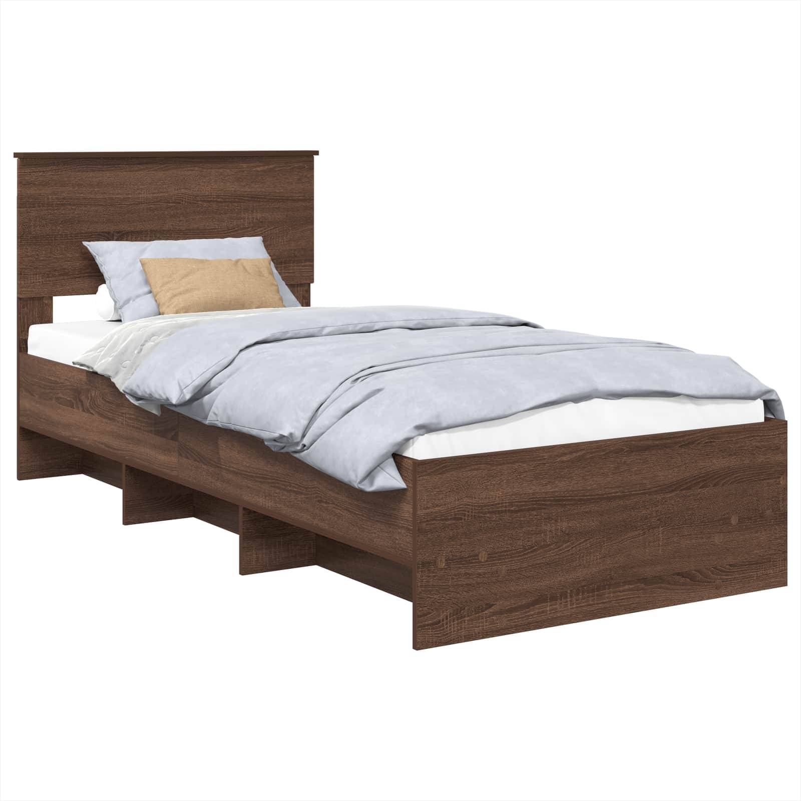 Ein Holz-Einzelbett mit Kopfteil, ausgestattet mit blauer Bettwäsche und zwei Kissen. Das Bett verfügt über Stauraum darunter.