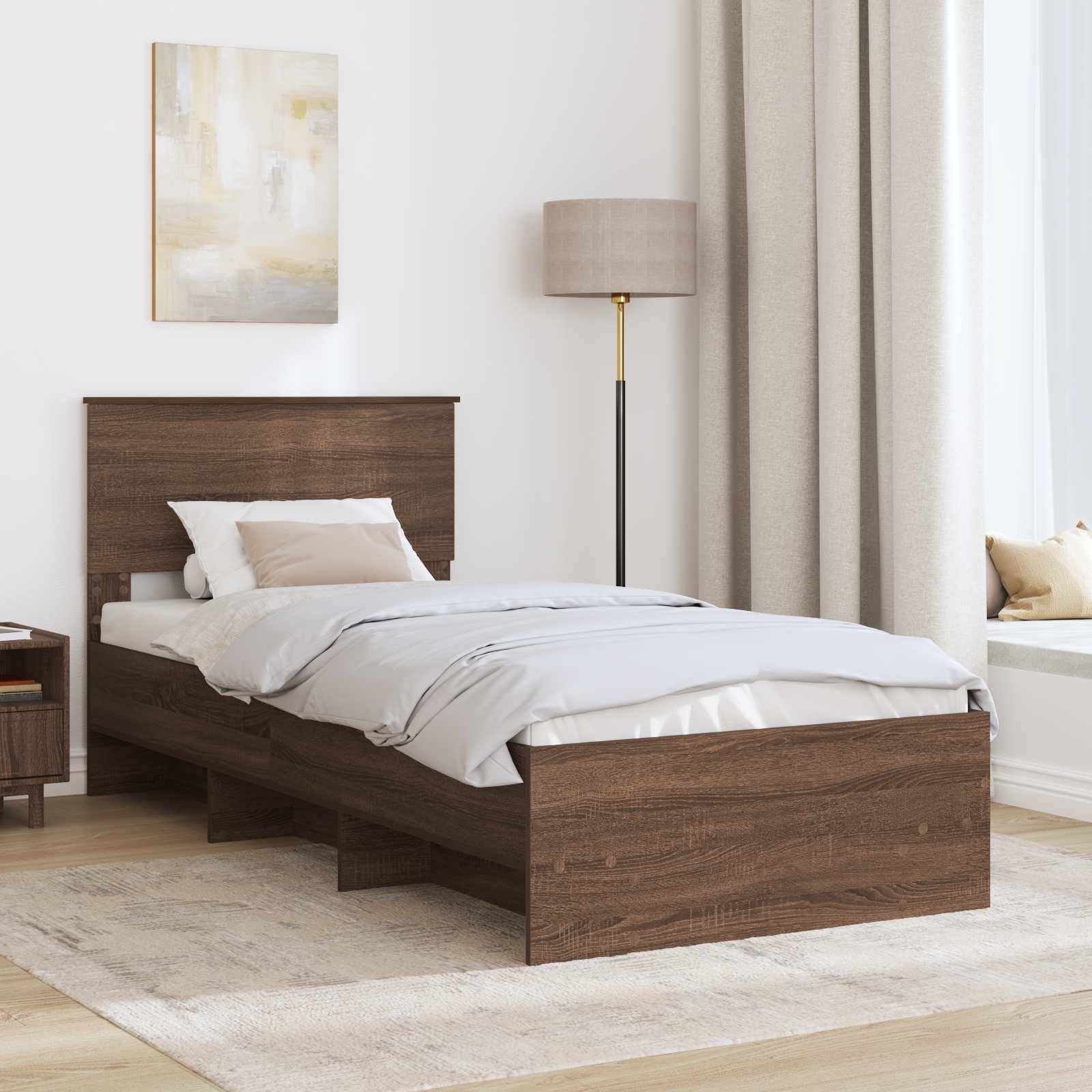 Ein aufgeräumtes Schlafzimmer mit einem Holzbett, weißer und beige Bettwäsche, einem Nachttisch mit einer Lampe und einer Fensterbank mit Kissen.