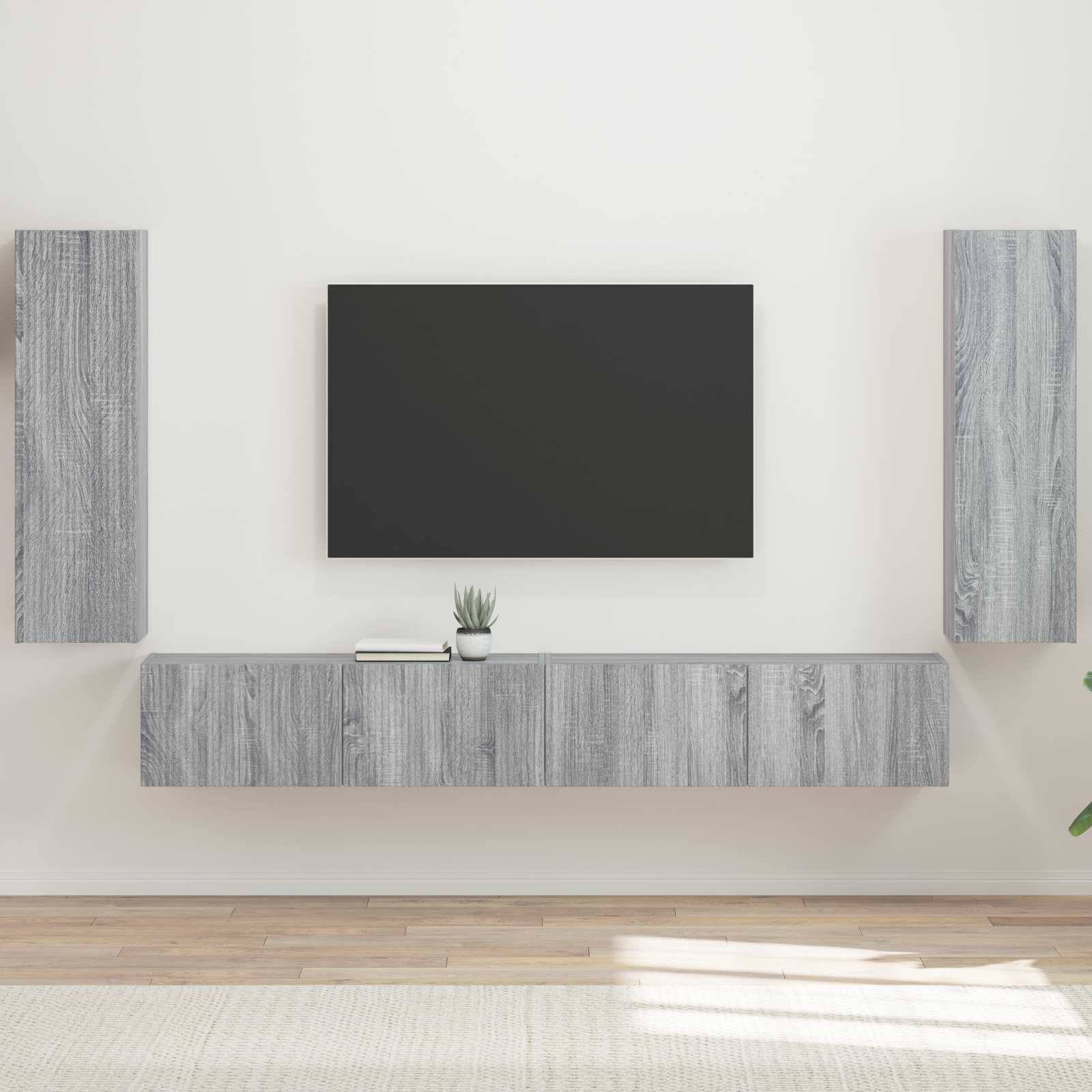 Ein modernes Wohnzimmer-Setup mit einem großen, flachen Bildschirm-Fernseher, der an einer Wand montiert ist und von zwei vertikalen Holzschränken flankiert wird. Unterhalb des Fernsehers befindet sich ein horizontaler Holzschrank.